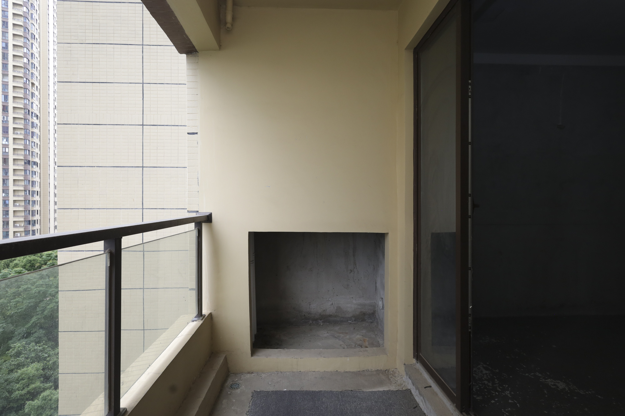 保利西海岸A区  4室2厅2卫   265.00万阳台