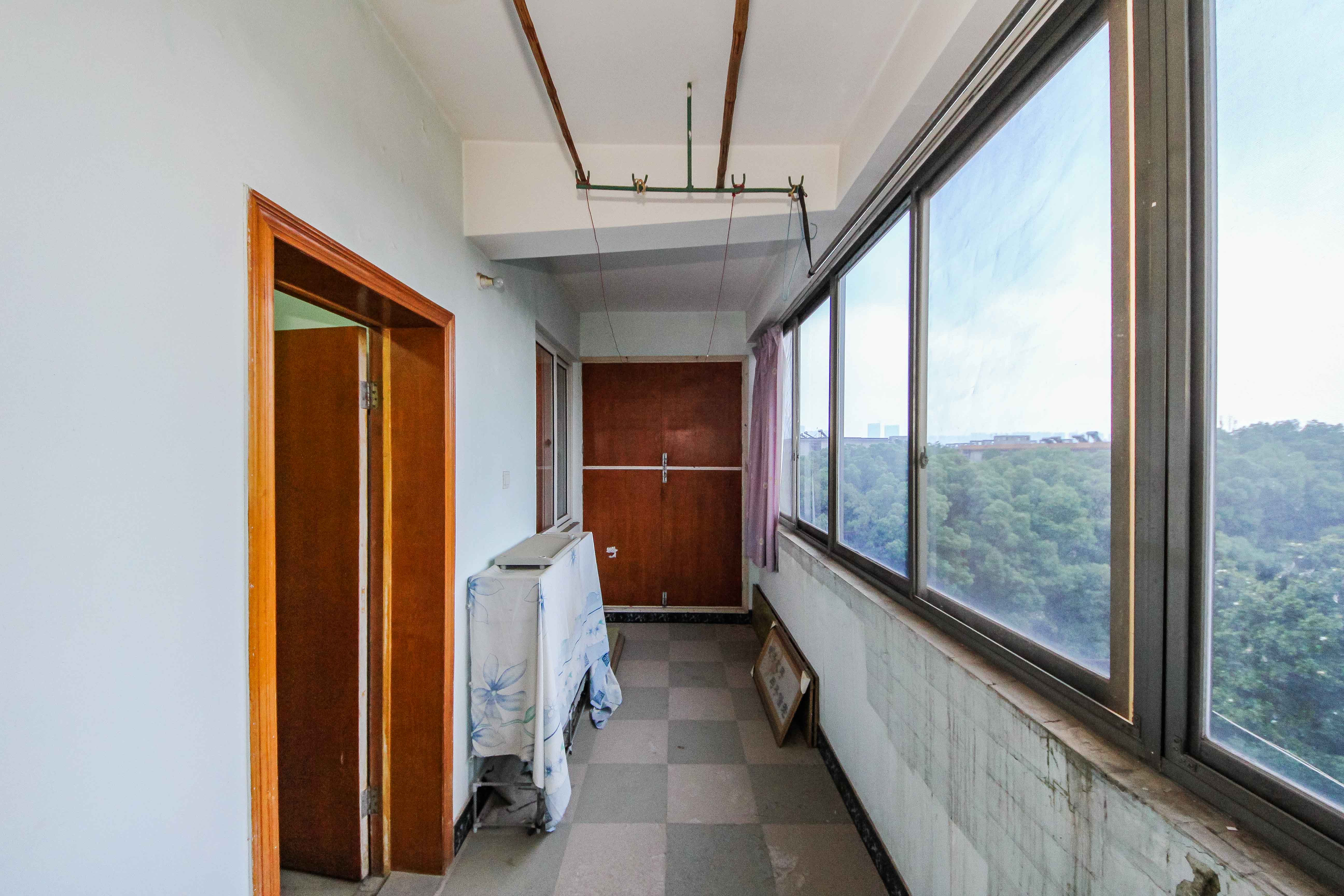 中南大学南校区  3室2厅1卫    74.4万阳台