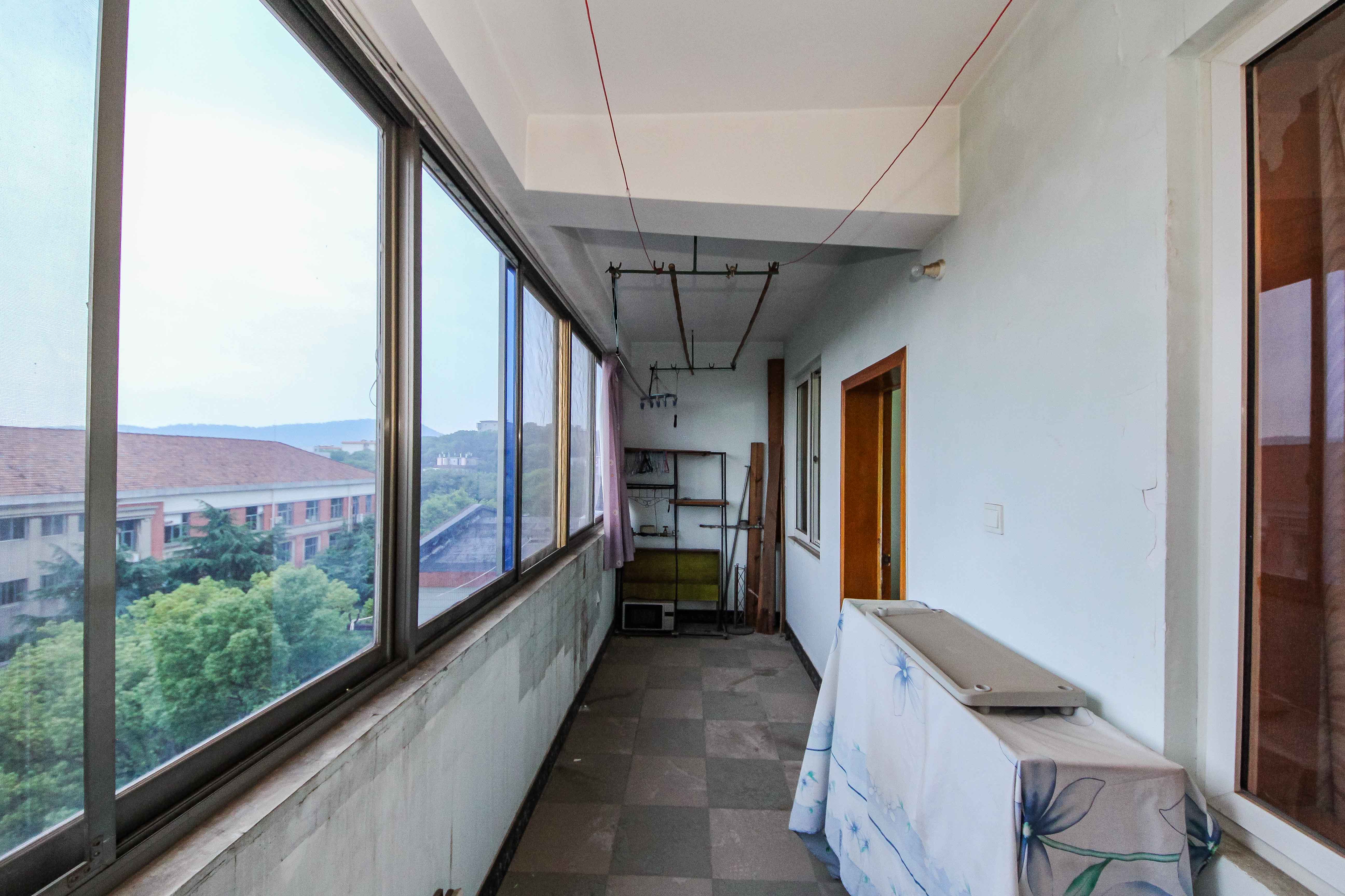 中南大学南校区  3室2厅1卫    74.4万阳台