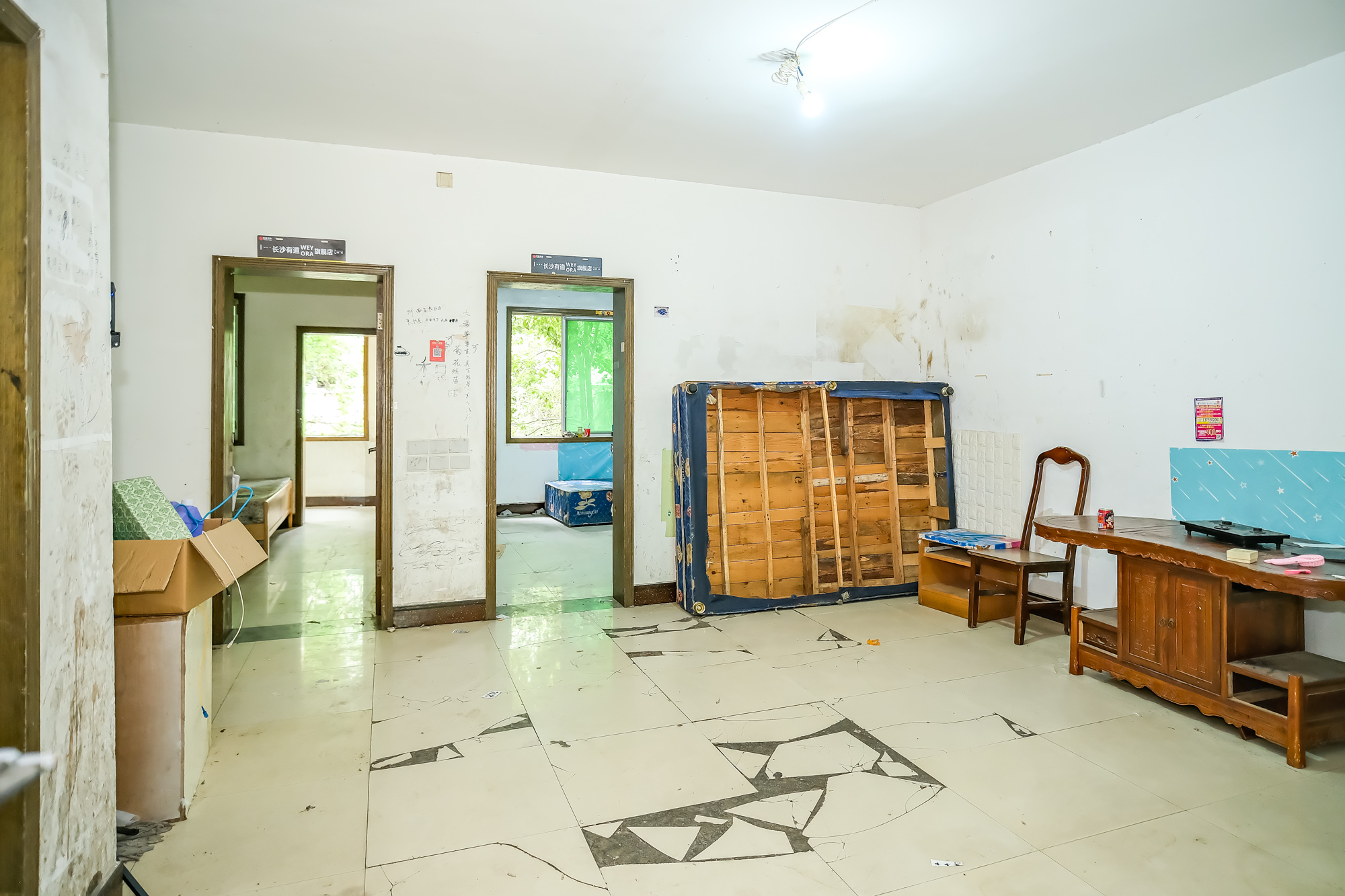 中南汽车世界  2室2厅1卫    32.0万 中南汽车世界  2室2厅1卫    32.0万客厅