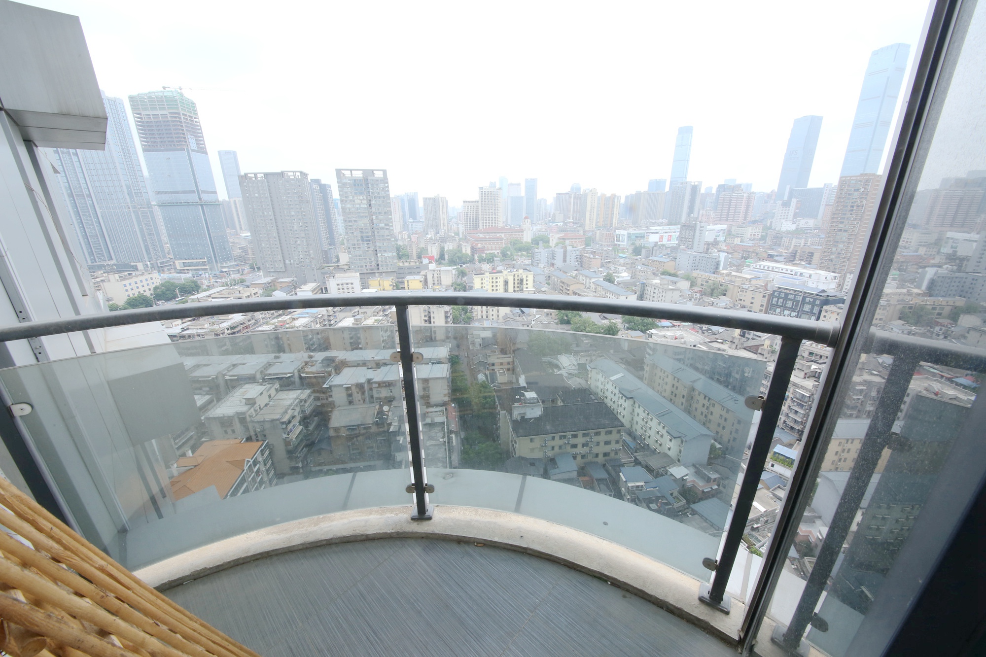 潮宗御苑  4室2厅2卫   305.00万阳台