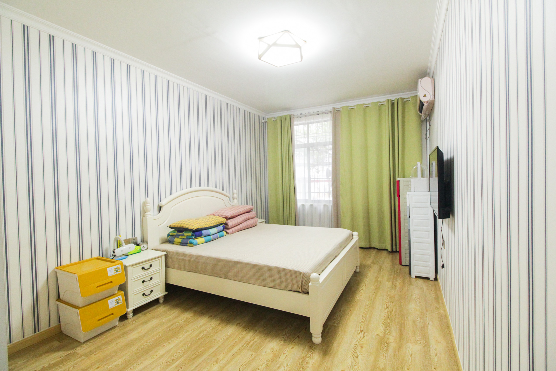 富绿山庄  3室2厅2卫   93.00万卧室