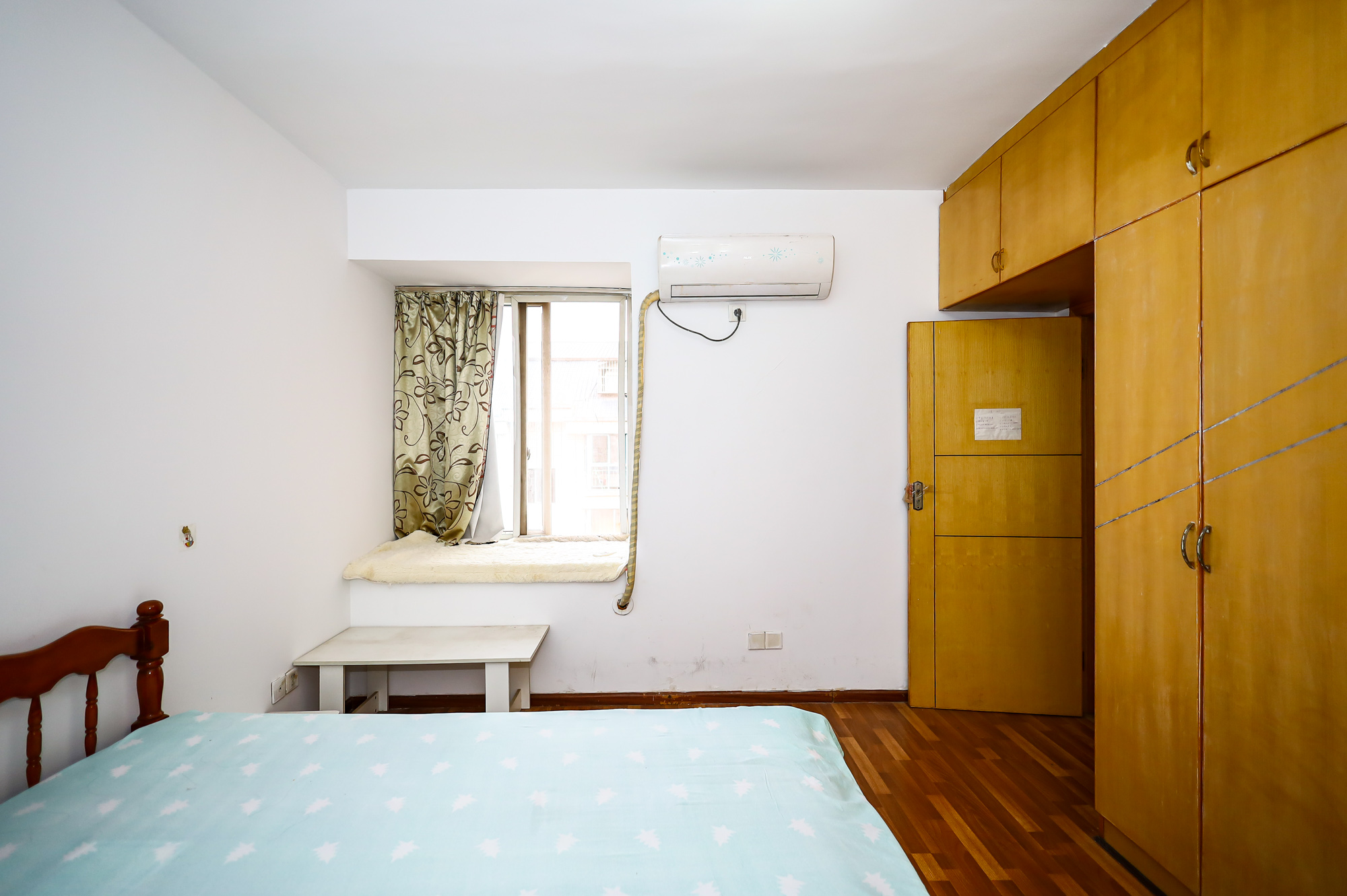 华丽家族  2室2厅1卫    30.0万卧室