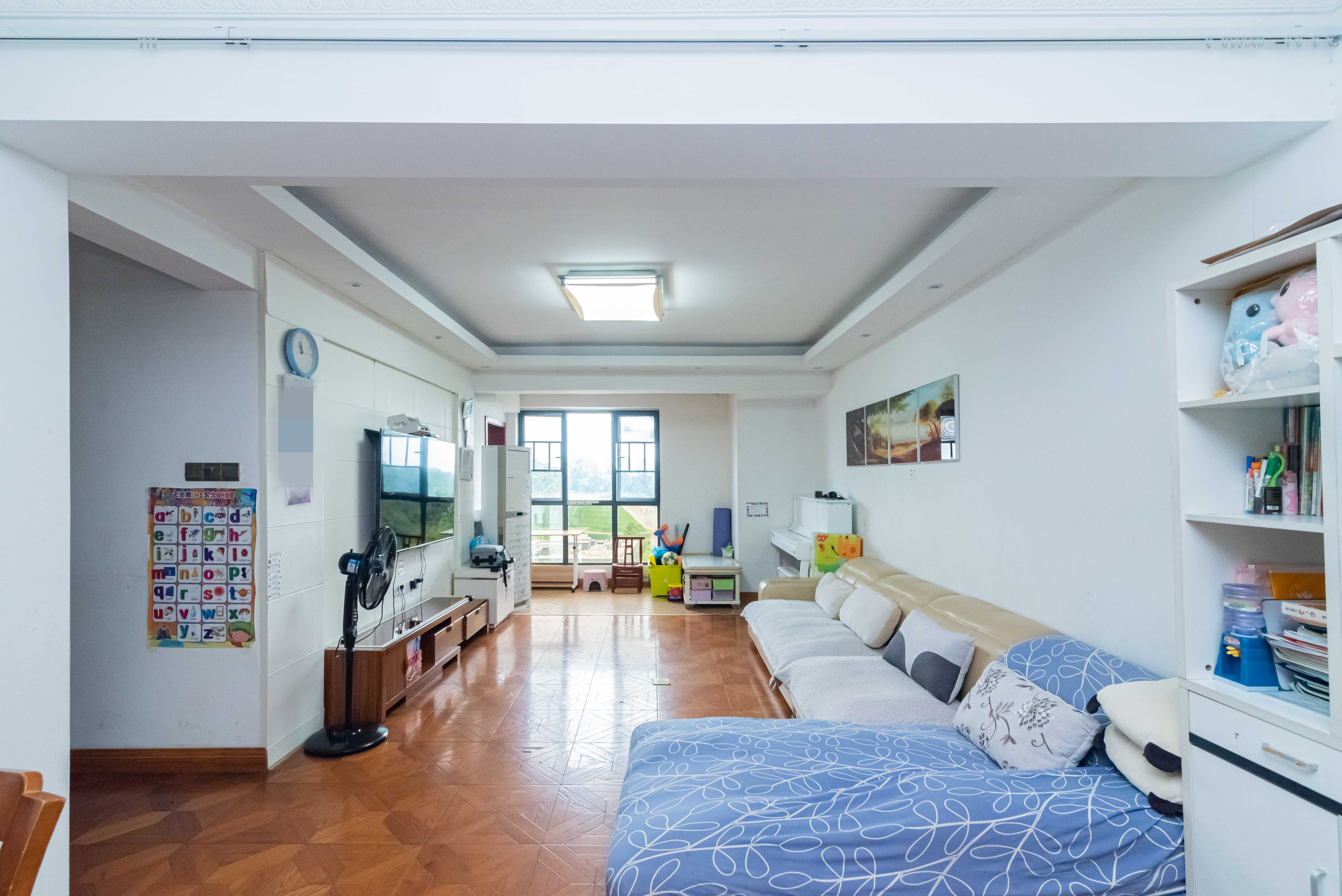 悦湖山 4室2厅1卫 96.0万 悦湖山 4室2厅1卫 96.0万客厅