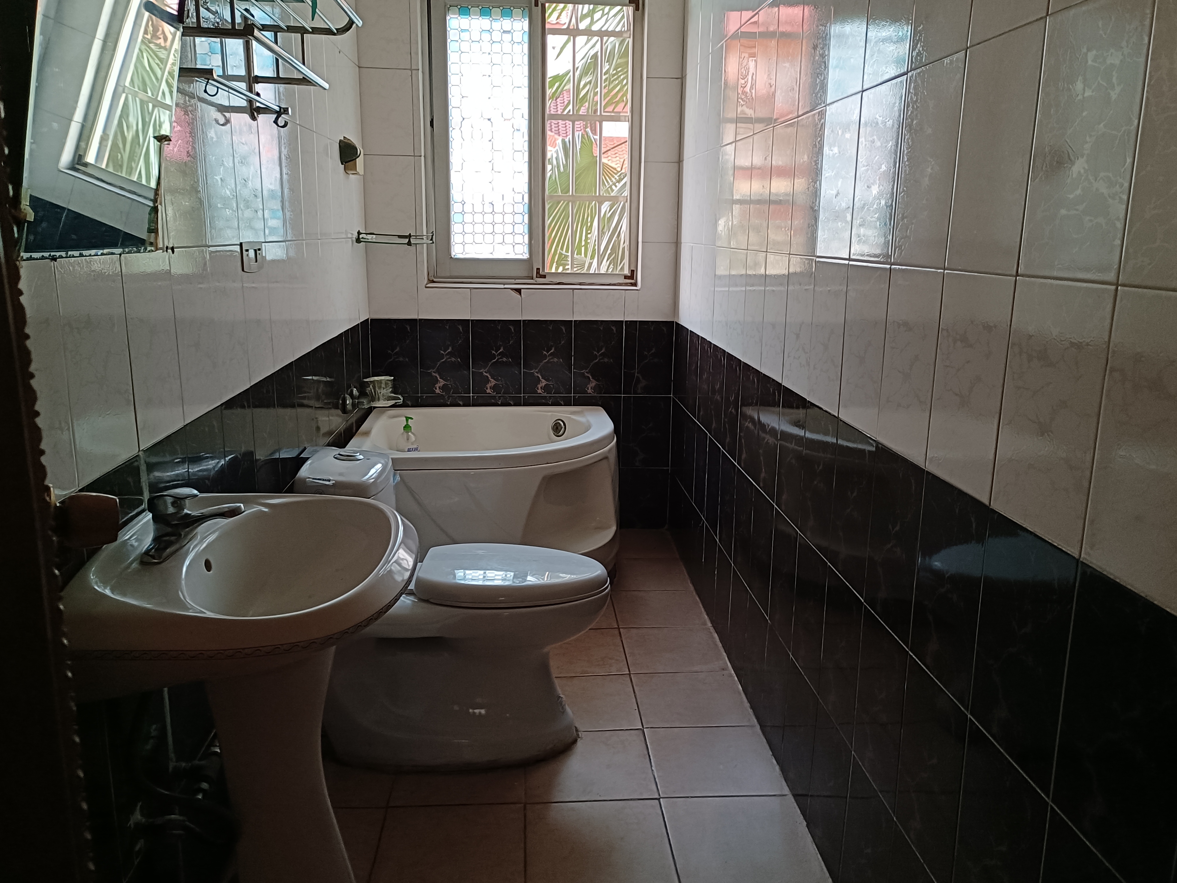 湘银小区别墅  6室2厅1卫    300.0万 湘银小区别墅  6室2厅1卫    300.0万室内图