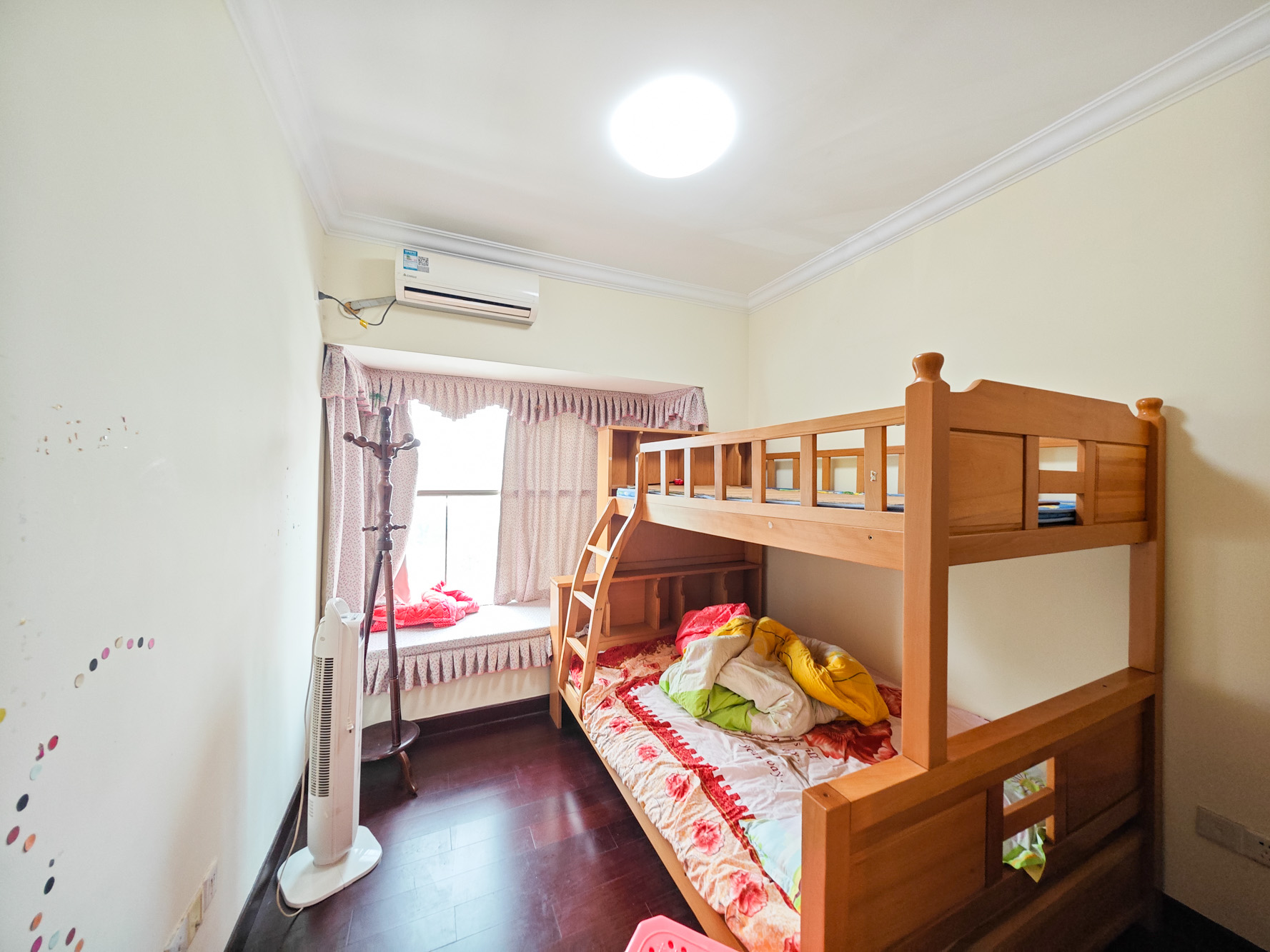 恒大城  3室2厅2卫    92.0万 恒大城  3室2厅2卫    92.0万卧室