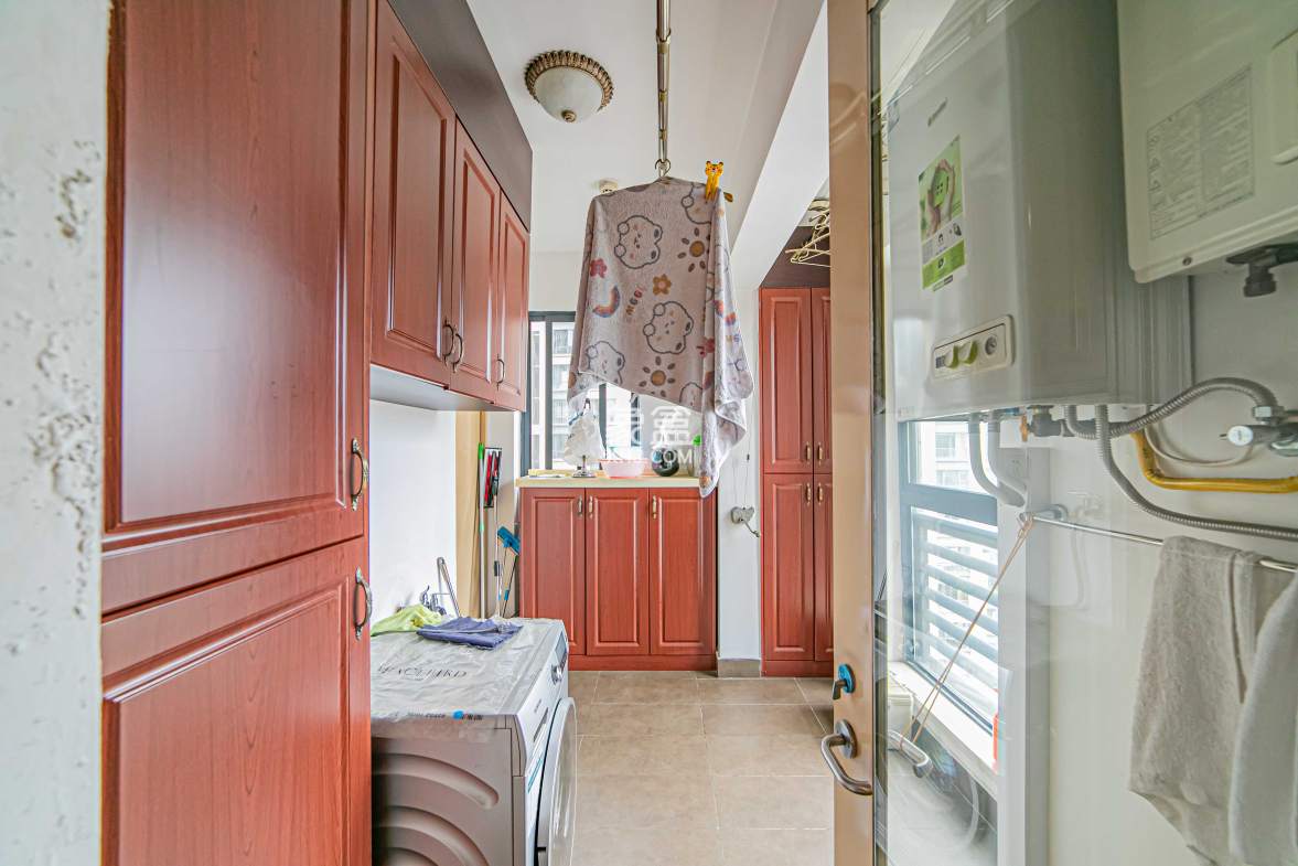 复地崑玉国际一期  3室2厅2卫    320.0万 复地崑玉国际一期  3室2厅2卫    320.0万厨房