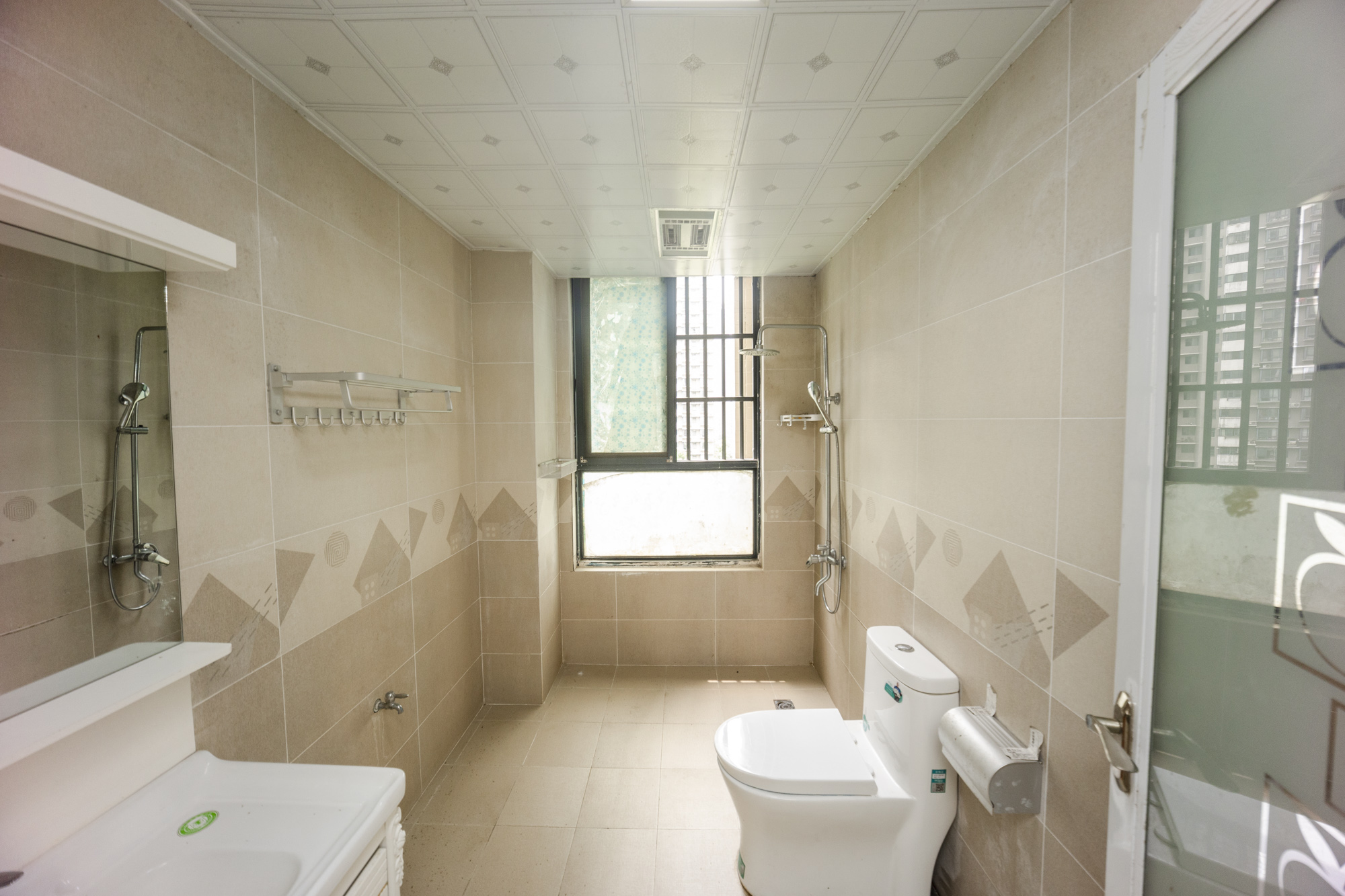 湘江世纪城融江苑  4室2厅1卫    164.0万卫生间