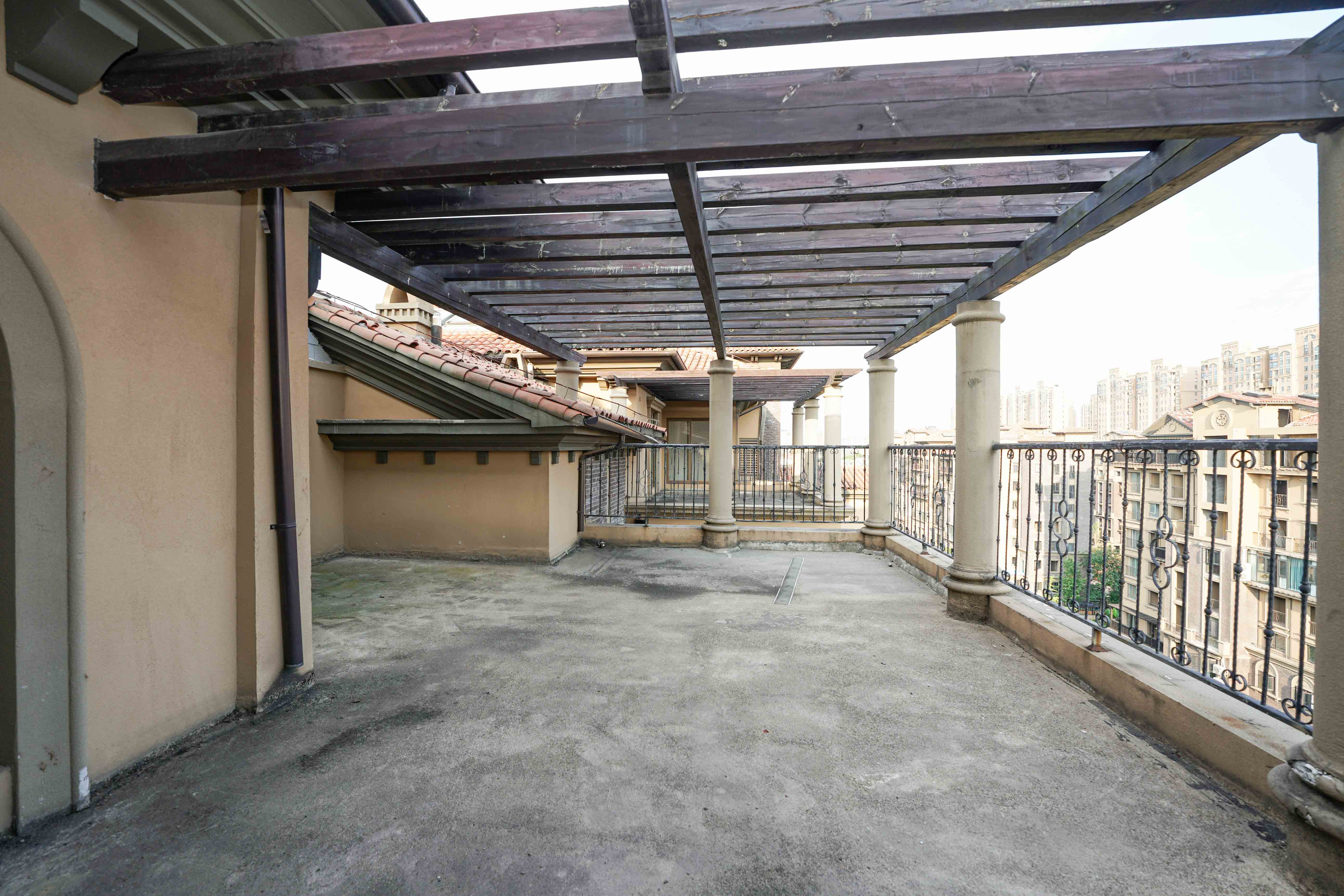 橘郡礼顿山  4室2厅3卫   160.00万阳台