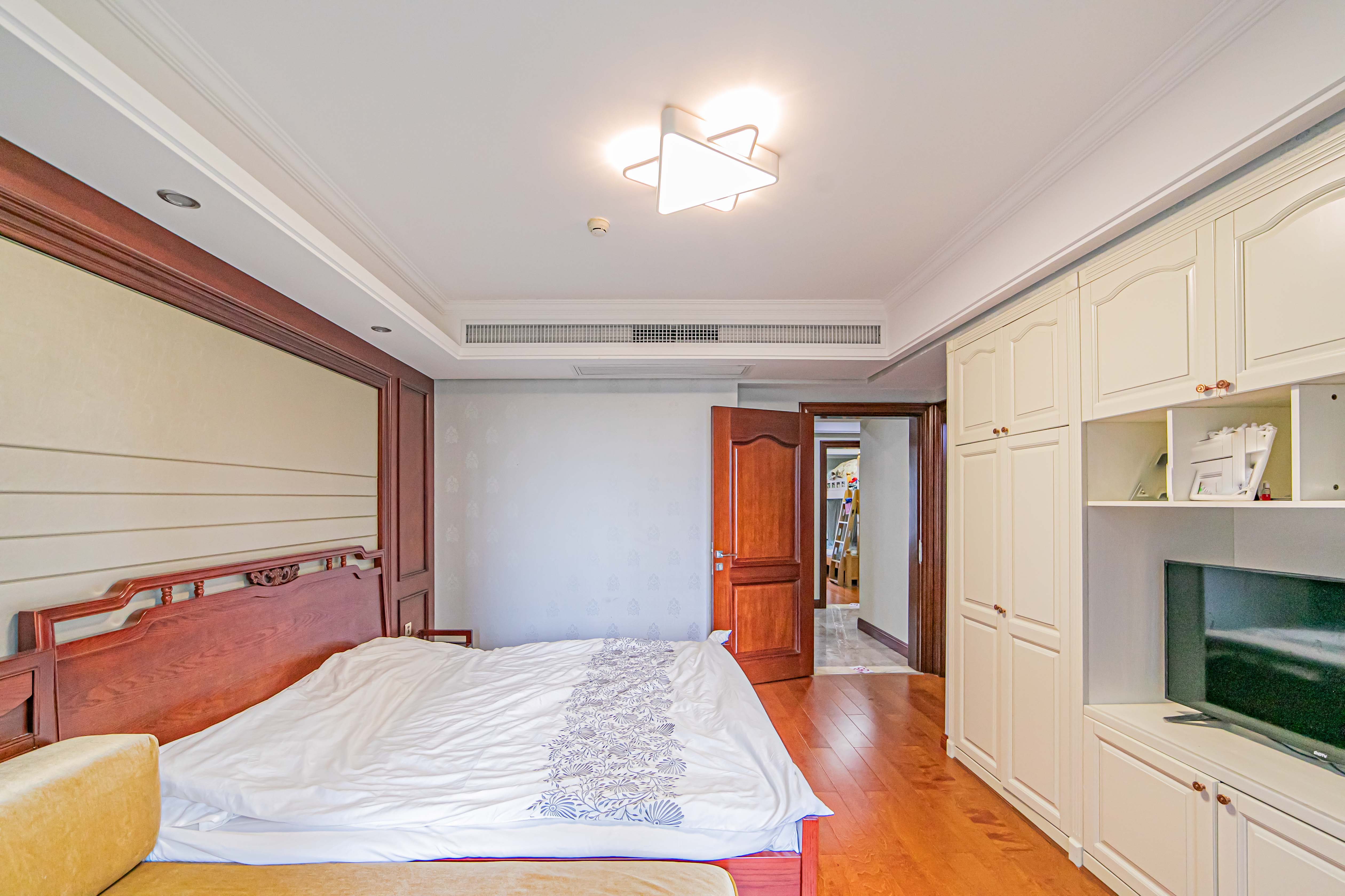 北辰三角洲E3区  4室2厅2卫   350.00万 北辰三角洲E3区  4室2厅2卫   350.00万卧室