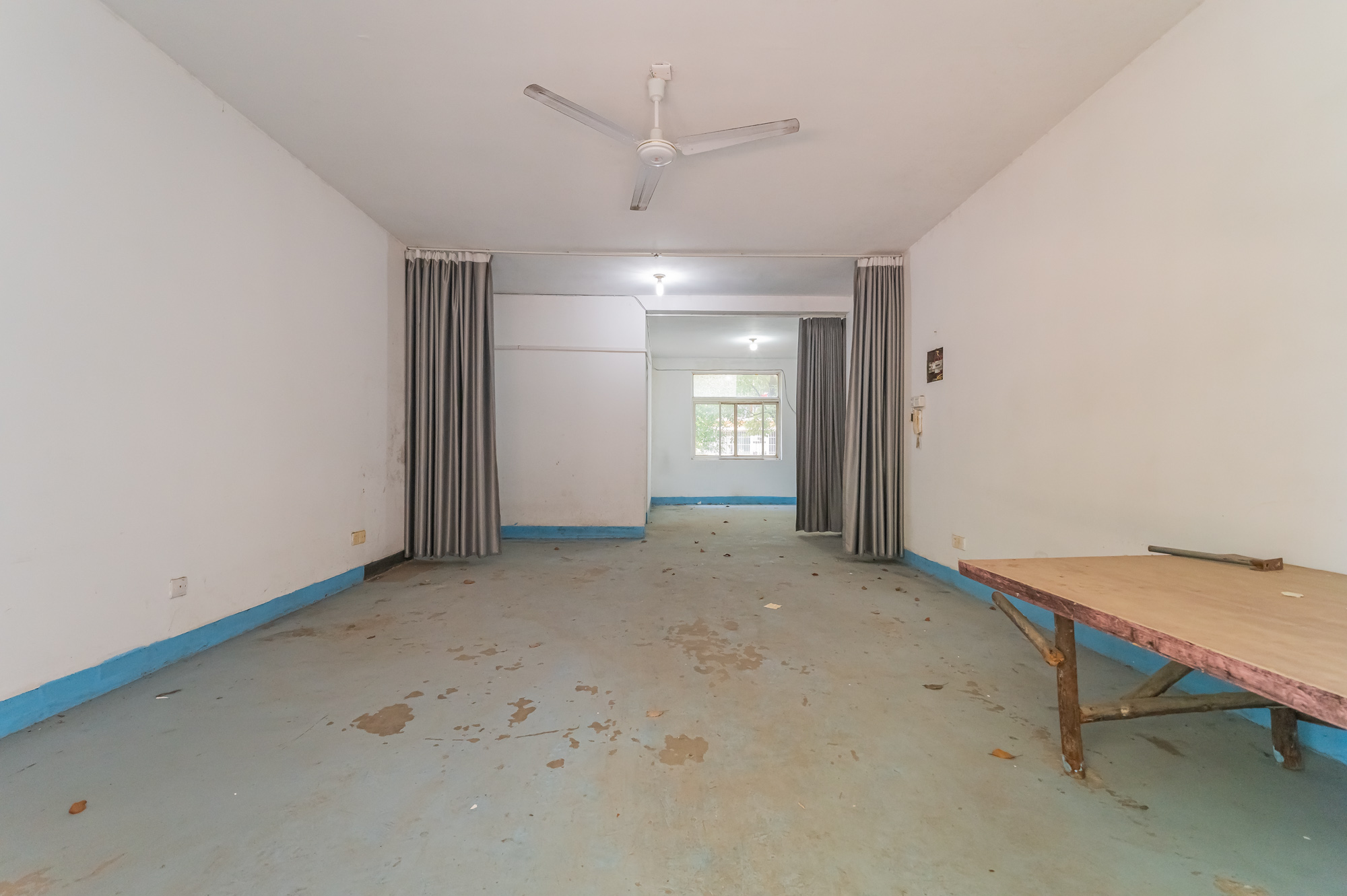 金岸教师公寓 4室2厅2卫 82.00万 金岸教师公寓 4室2厅2卫 82.00万客厅