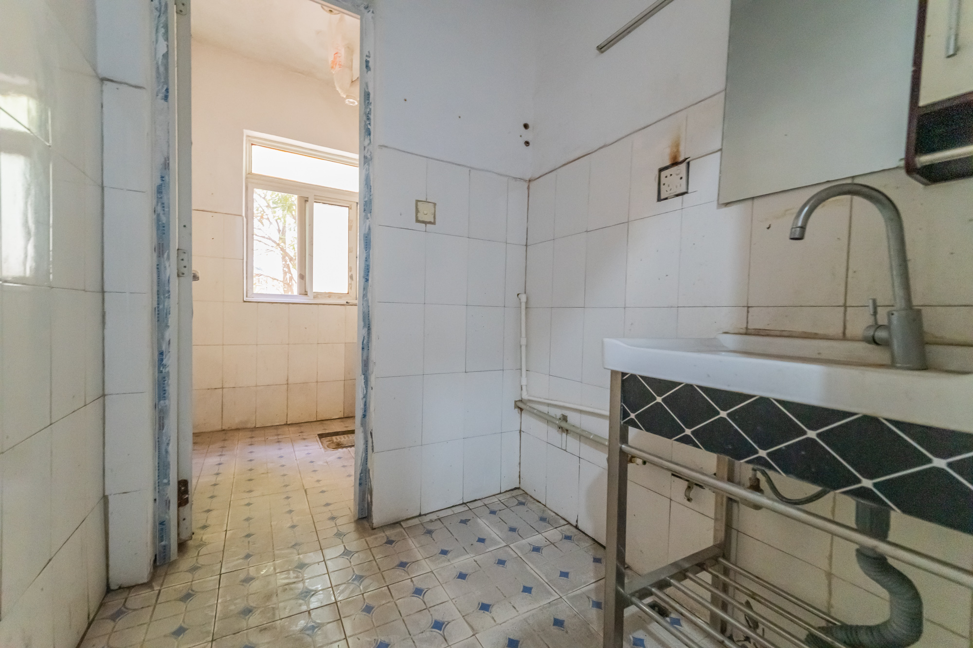 金岸教师公寓 4室2厅2卫 82.00万 金岸教师公寓 4室2厅2卫 82.00万卫生间