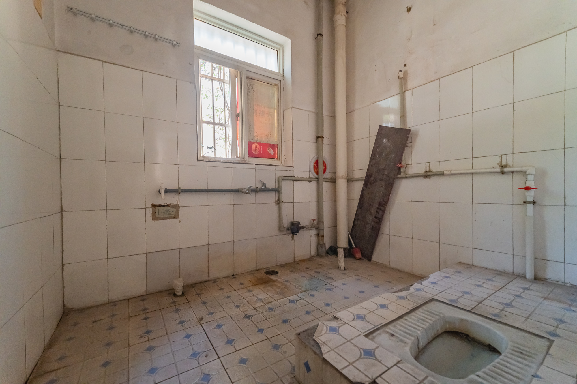 金岸教师公寓 4室2厅2卫 82.00万 金岸教师公寓 4室2厅2卫 82.00万卫生间