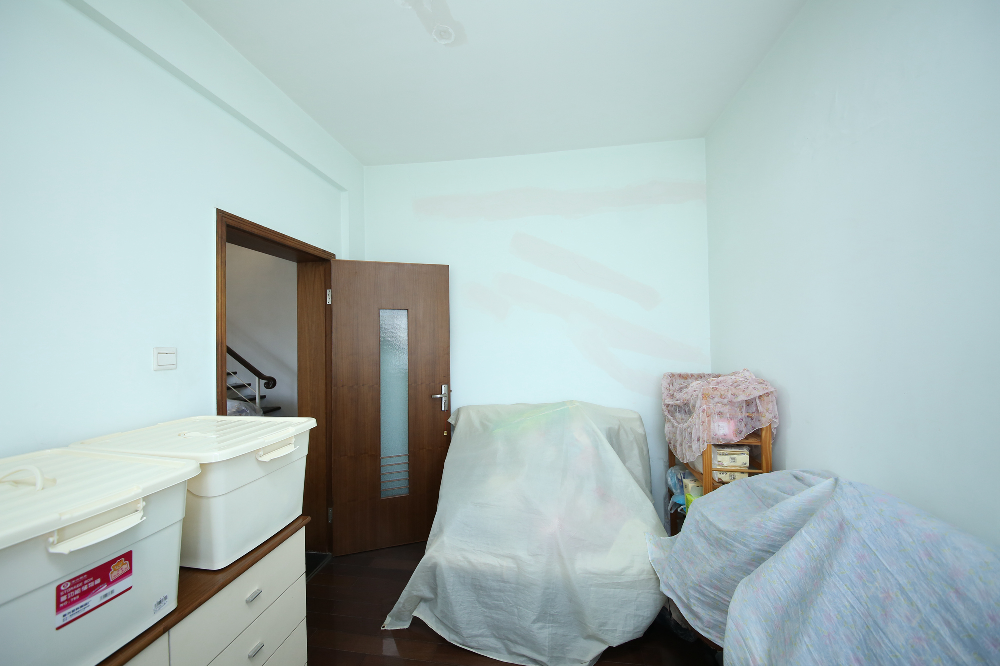 银桥公寓  3室2厅2卫   140.00万卧室