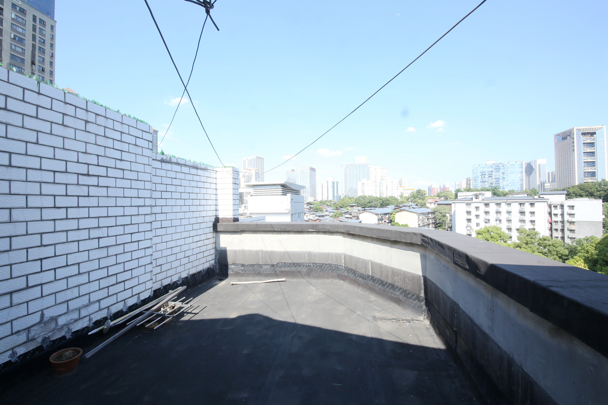 银桥公寓  3室2厅2卫   140.00万阳台