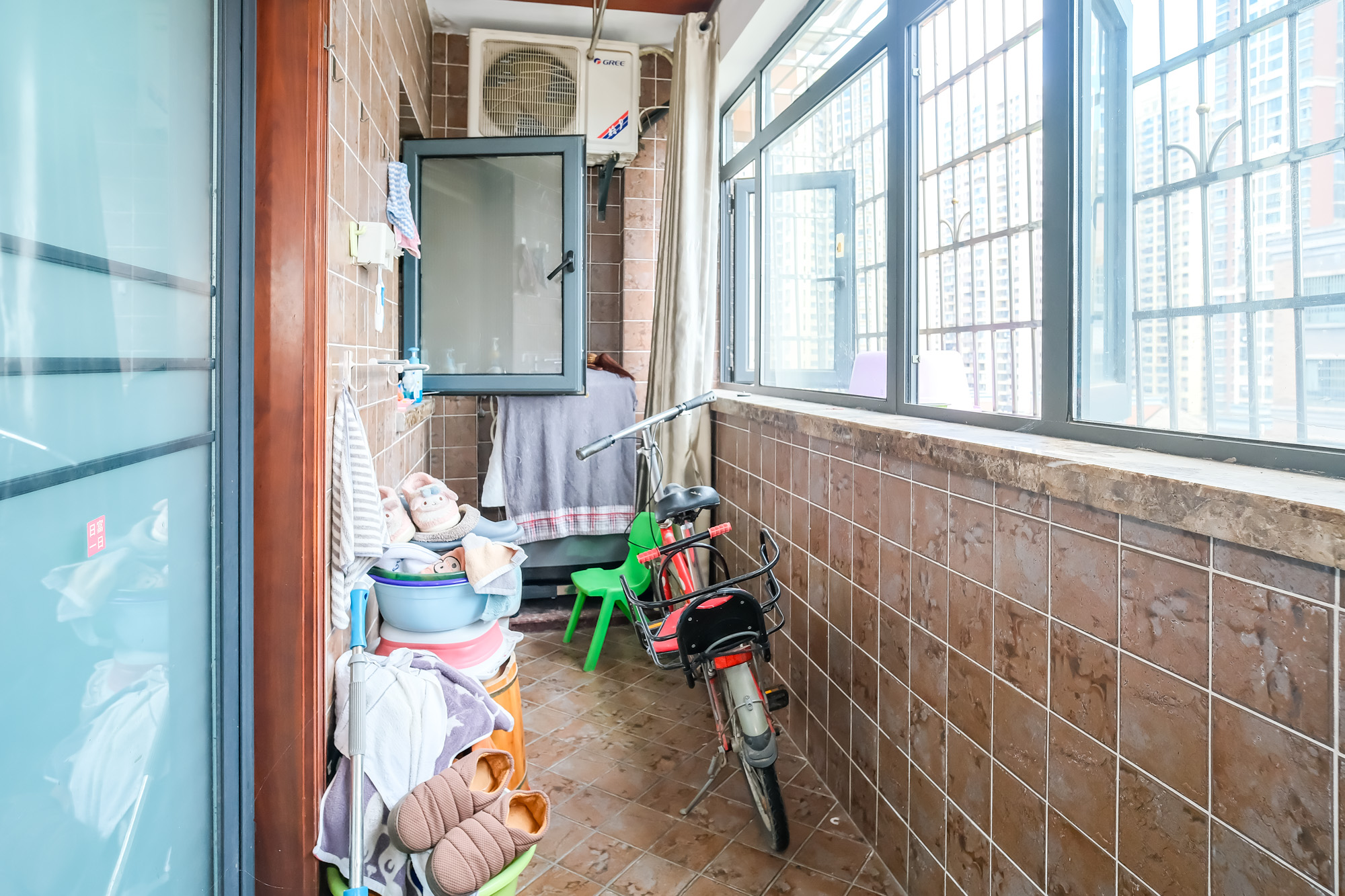 山水湾  3室2厅1卫    100.0万 山水湾  3室2厅1卫    100.0万阳台