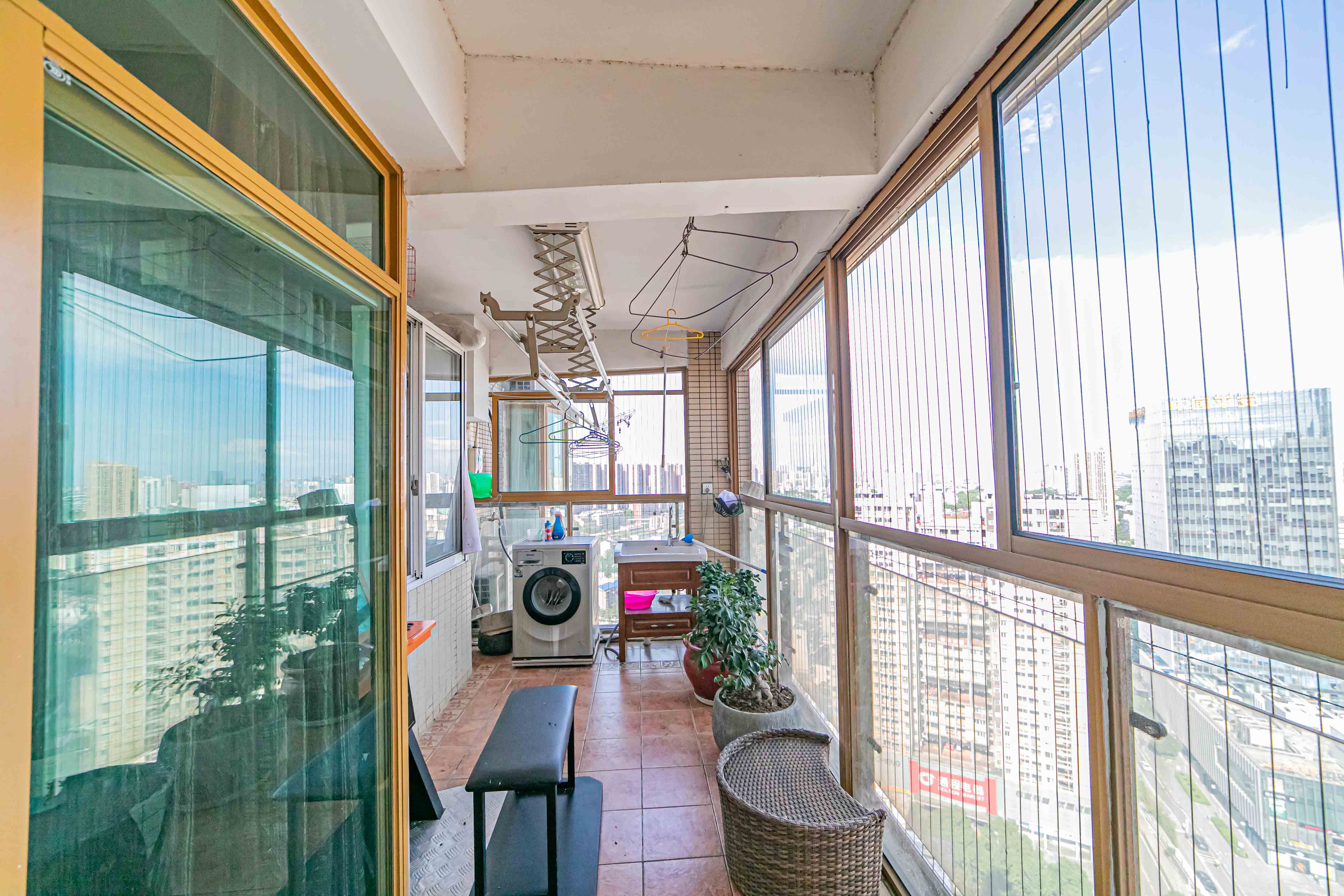 天健芙蓉盛世一期  4室2厅2卫    185.0万阳台