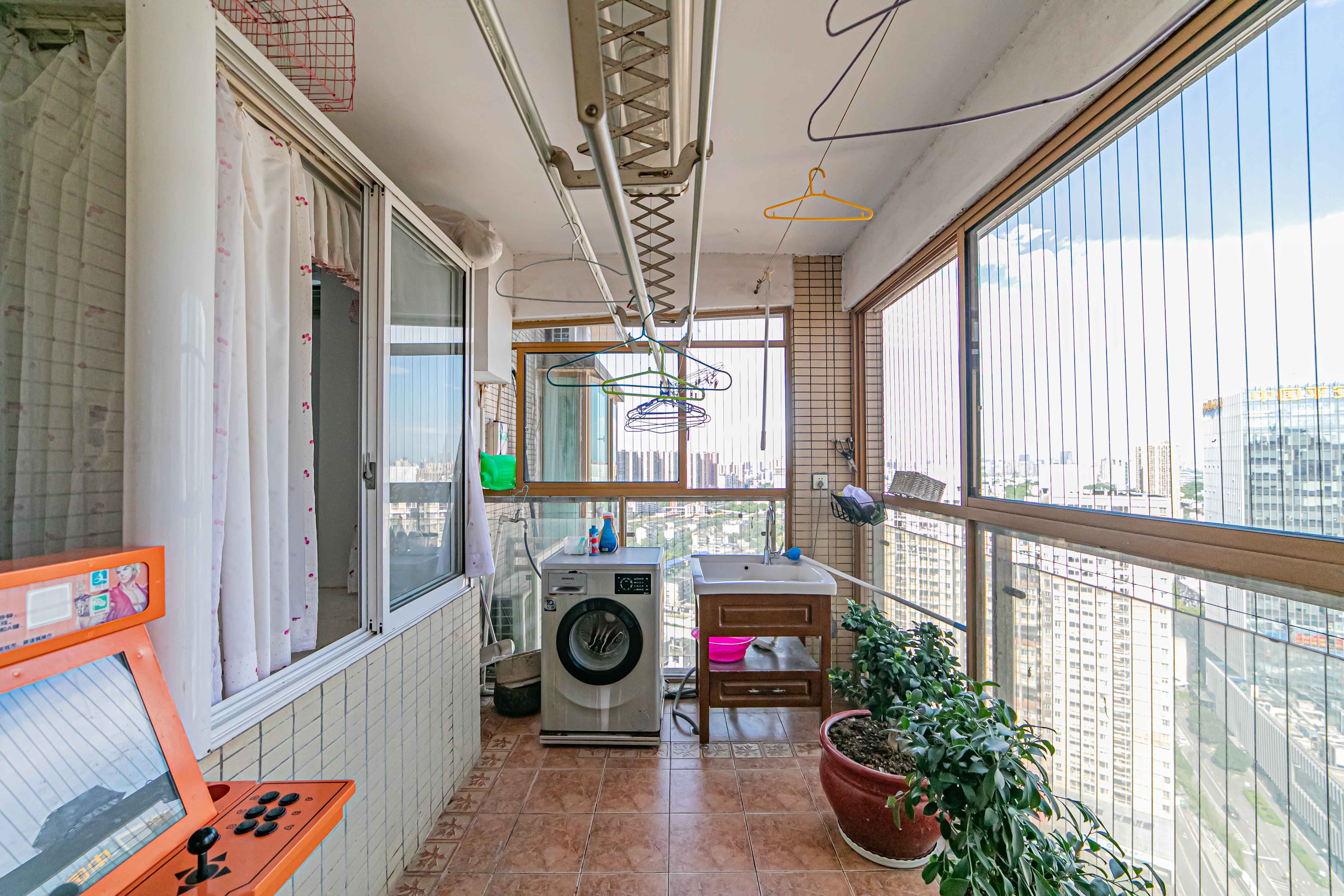 天健芙蓉盛世一期  4室2厅2卫    185.0万阳台