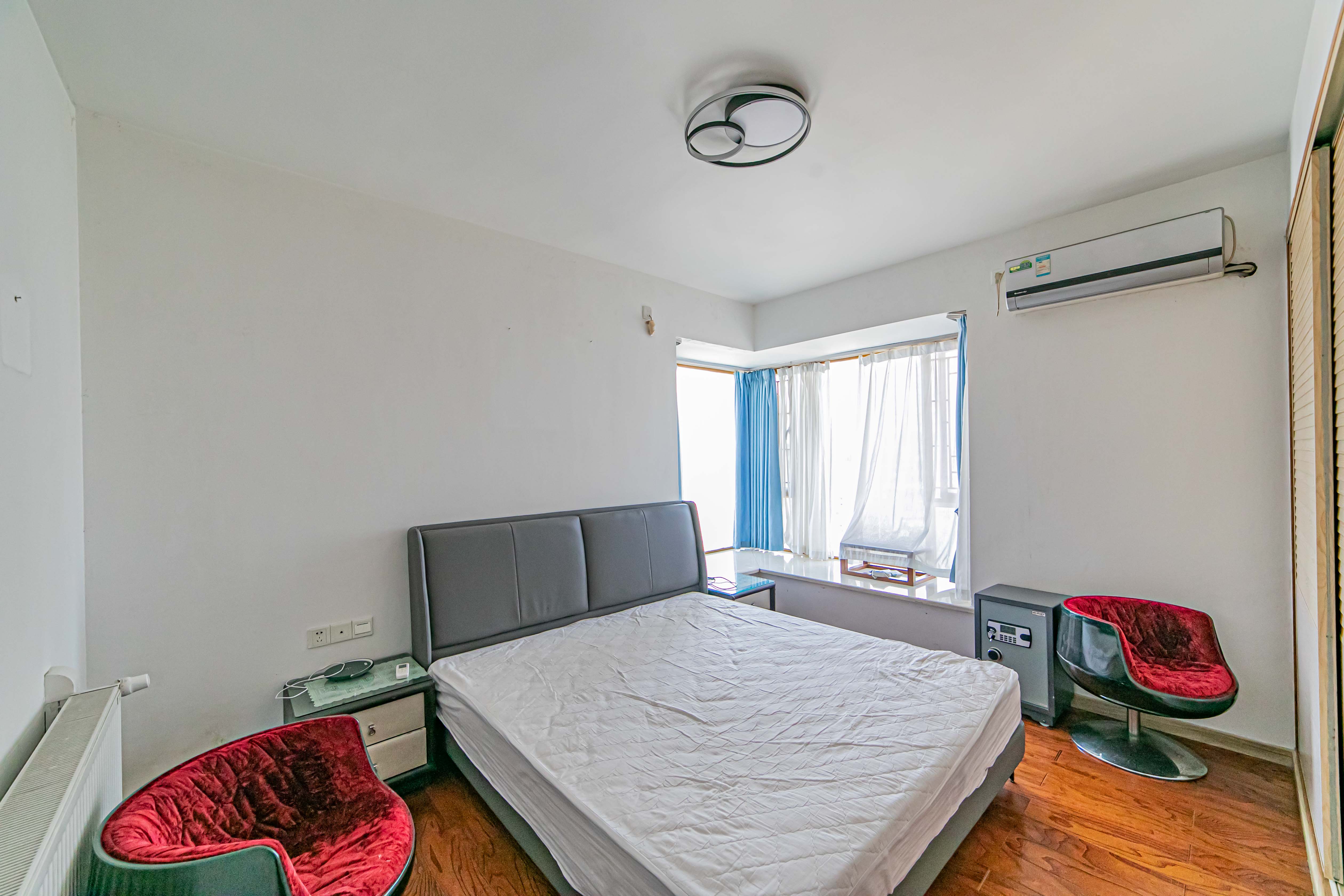 天健芙蓉盛世一期  4室2厅2卫    185.0万卧室