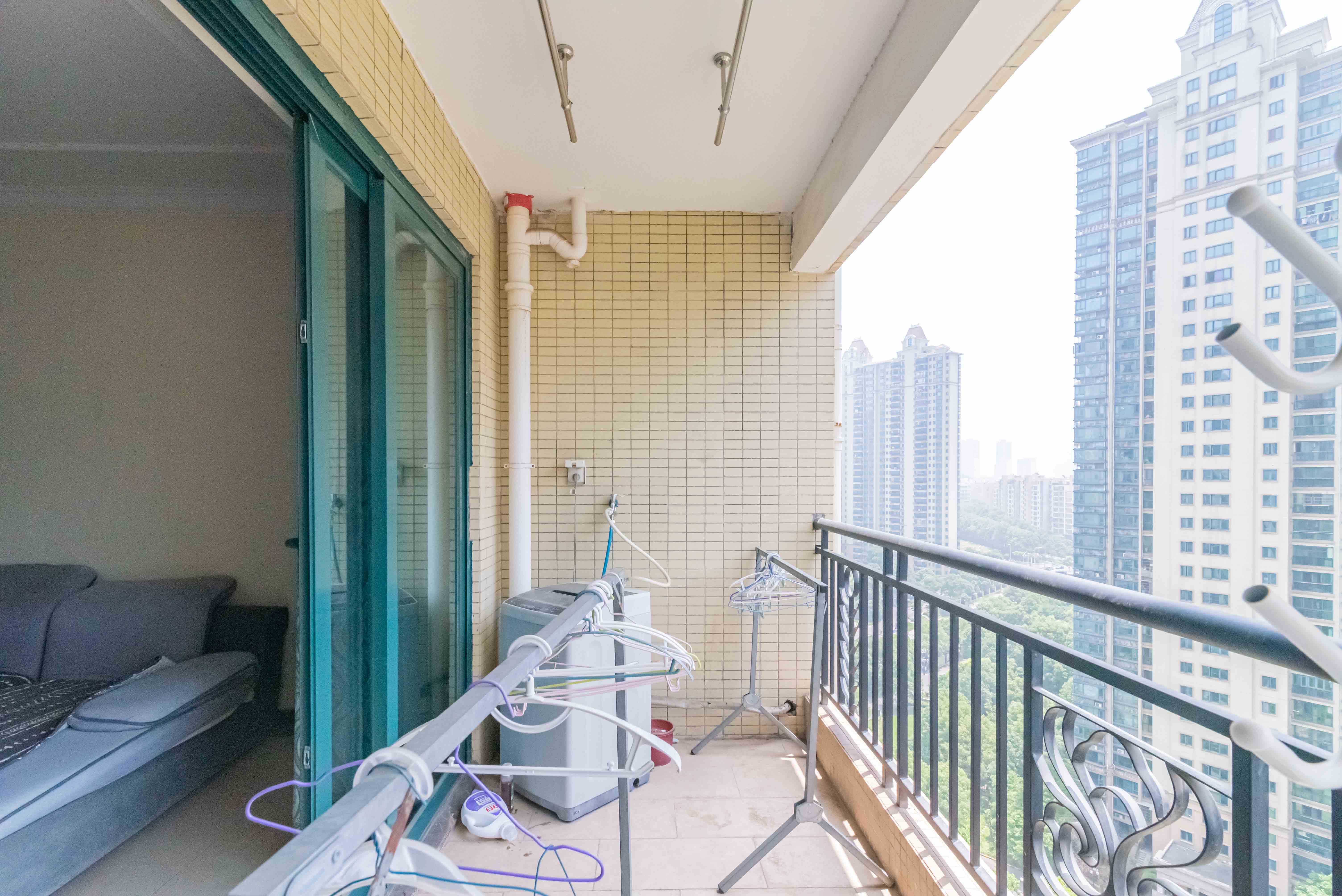 恒大雅苑  4室2厅2卫    168.0万阳台