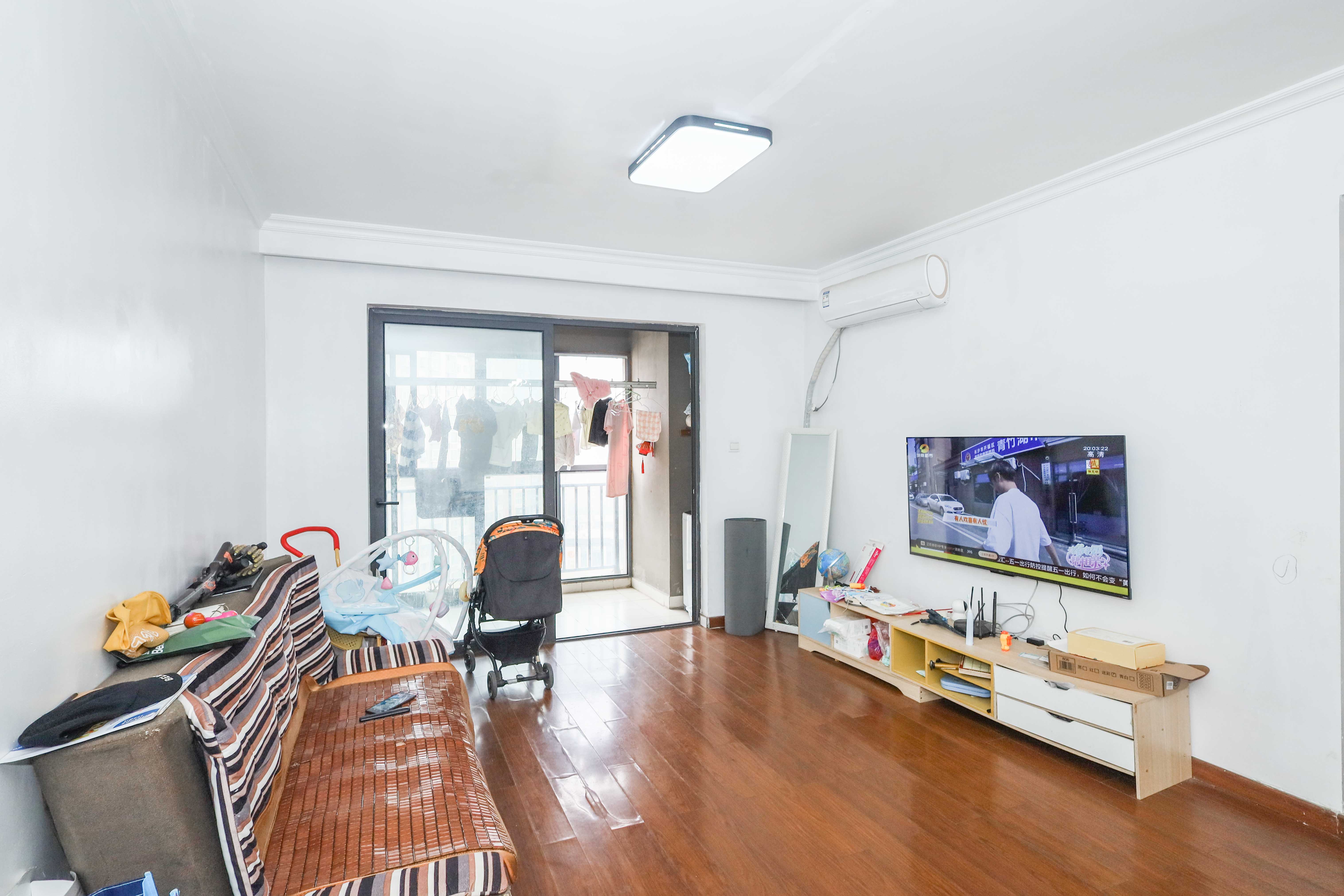 万科城市花园  2室2厅1卫    75.0万客厅