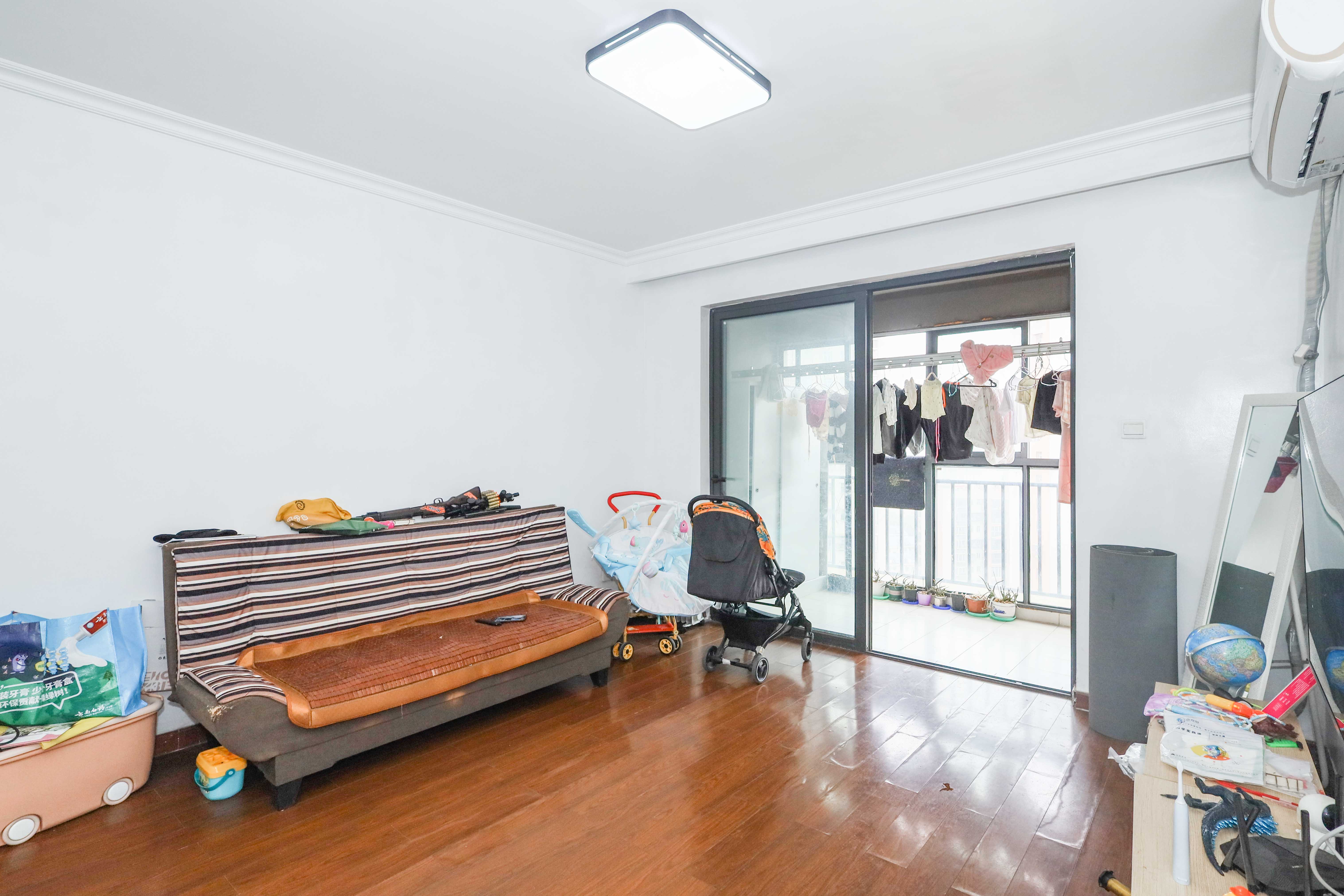 万科城市花园  2室2厅1卫    75.0万客厅