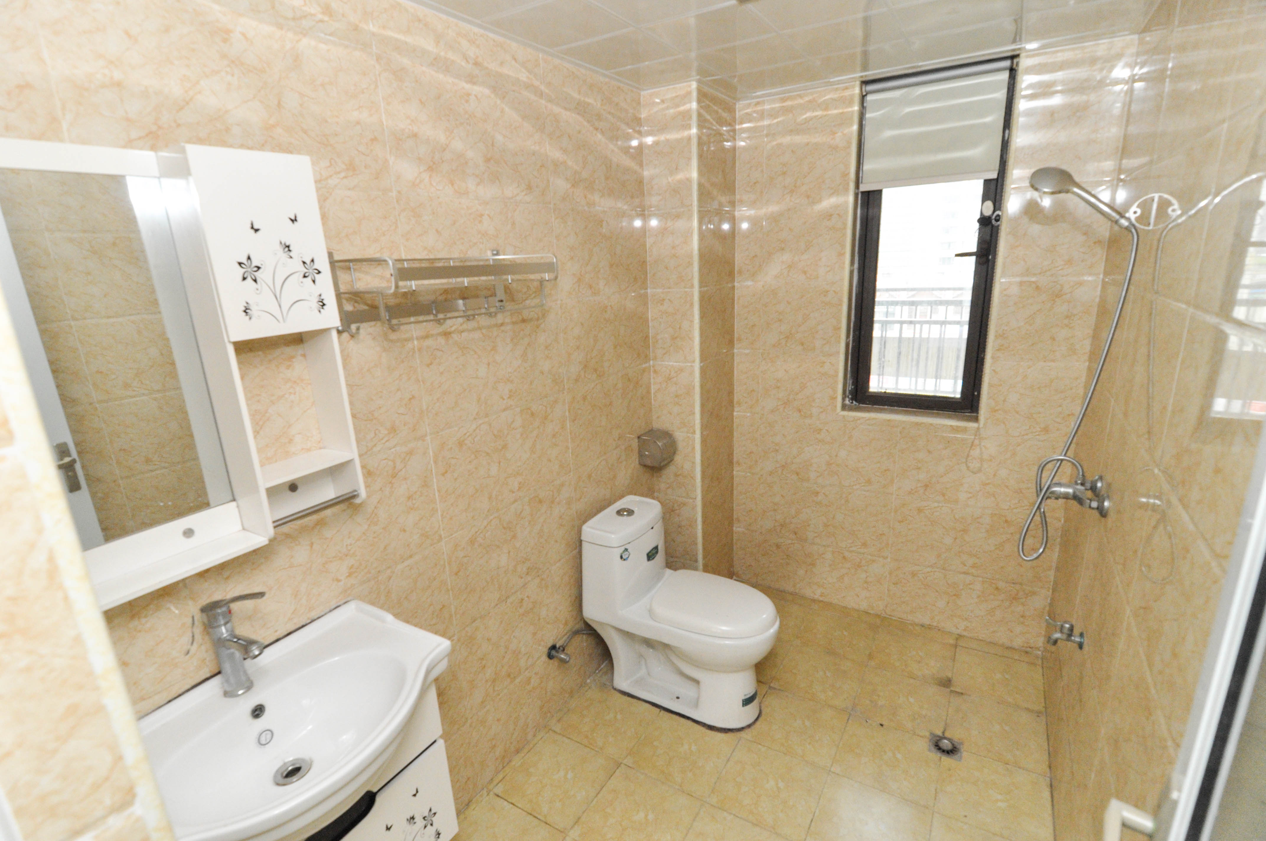 卓越浅水湾  3室2厅2卫    148.0万卫生间