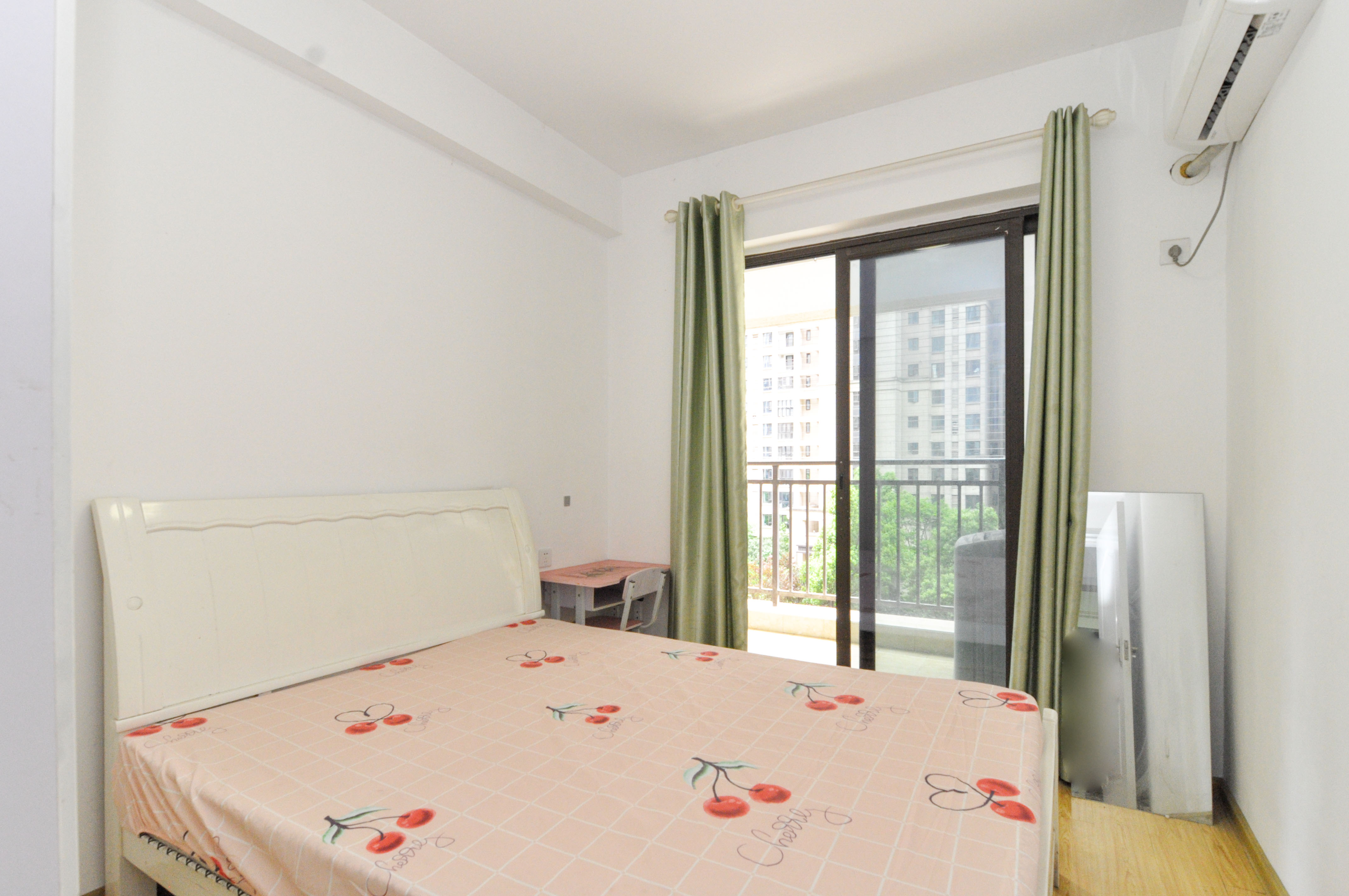 卓越浅水湾  3室2厅2卫    148.0万卧室