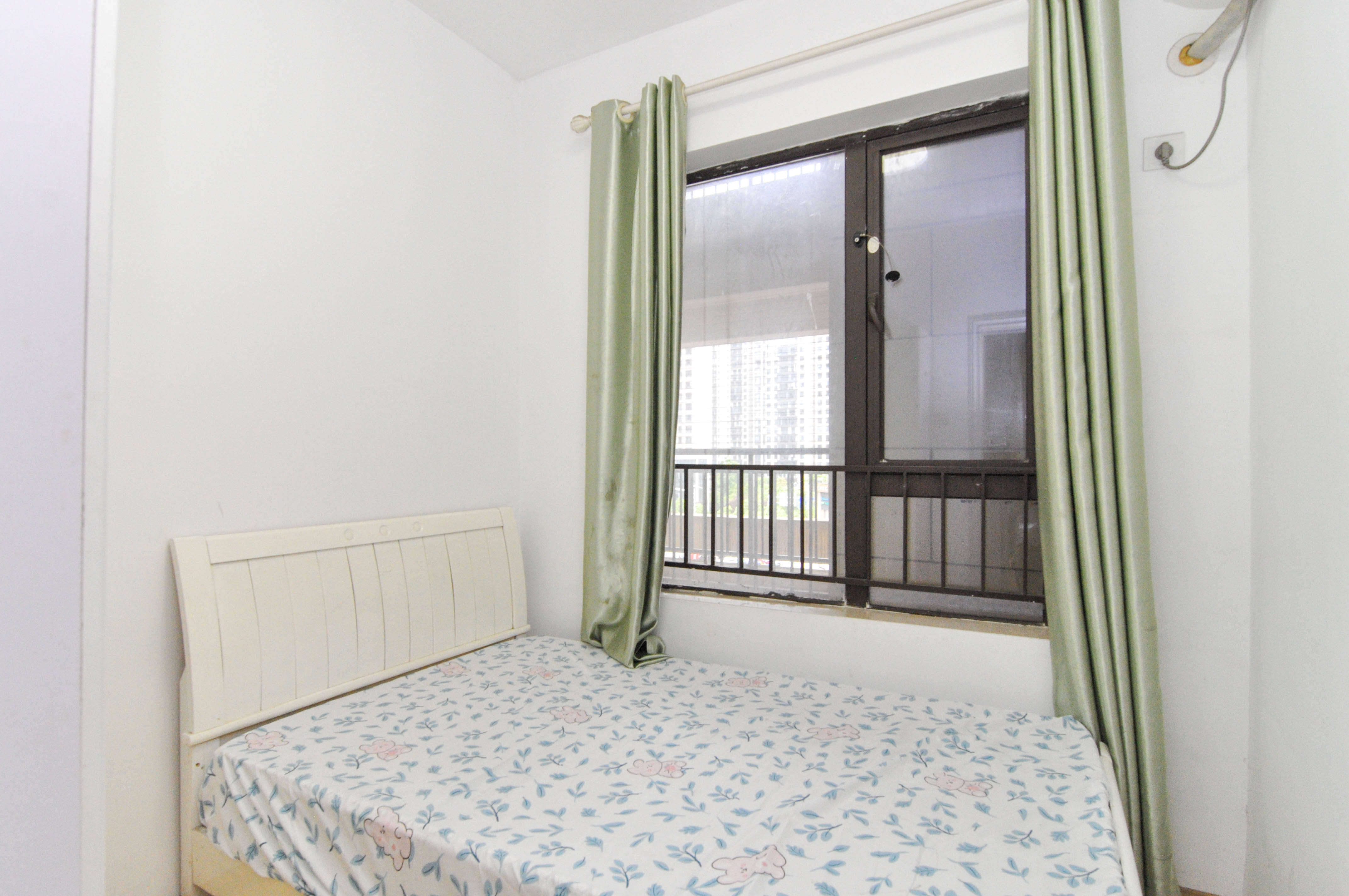 卓越浅水湾  3室2厅2卫    148.0万卧室