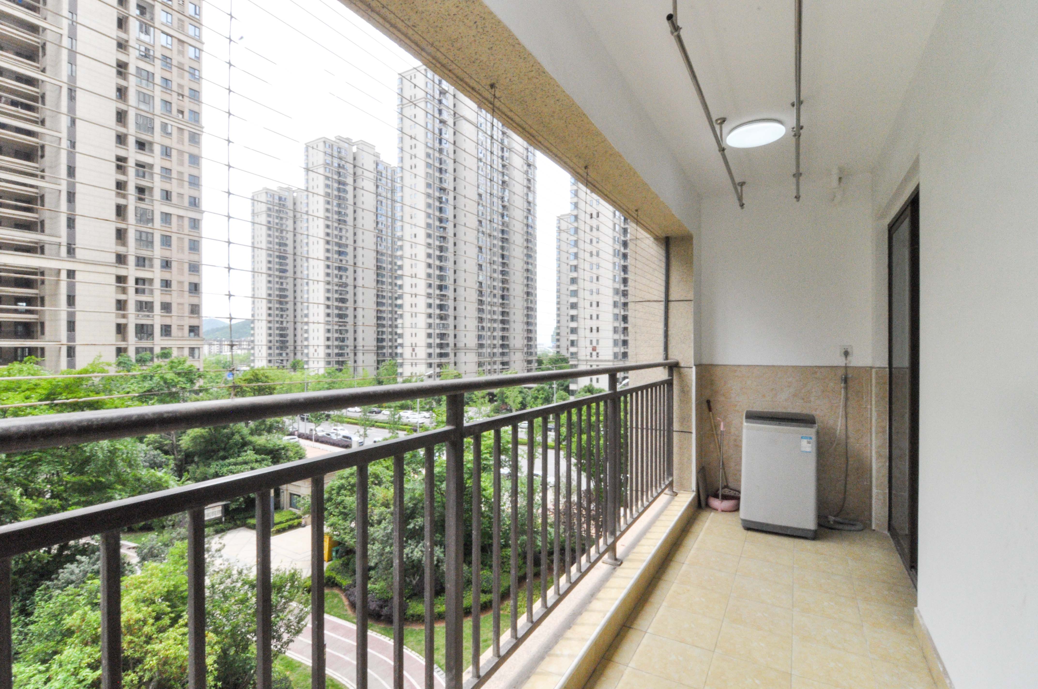 卓越浅水湾  3室2厅2卫    148.0万阳台