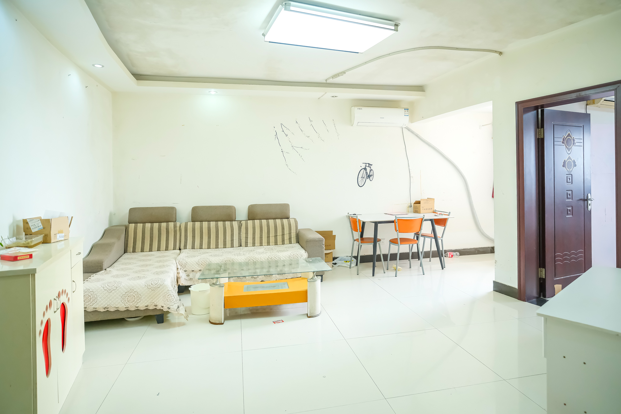 晶华美地  1室1厅1卫   32.80万 晶华美地  1室1厅1卫   32.80万客厅