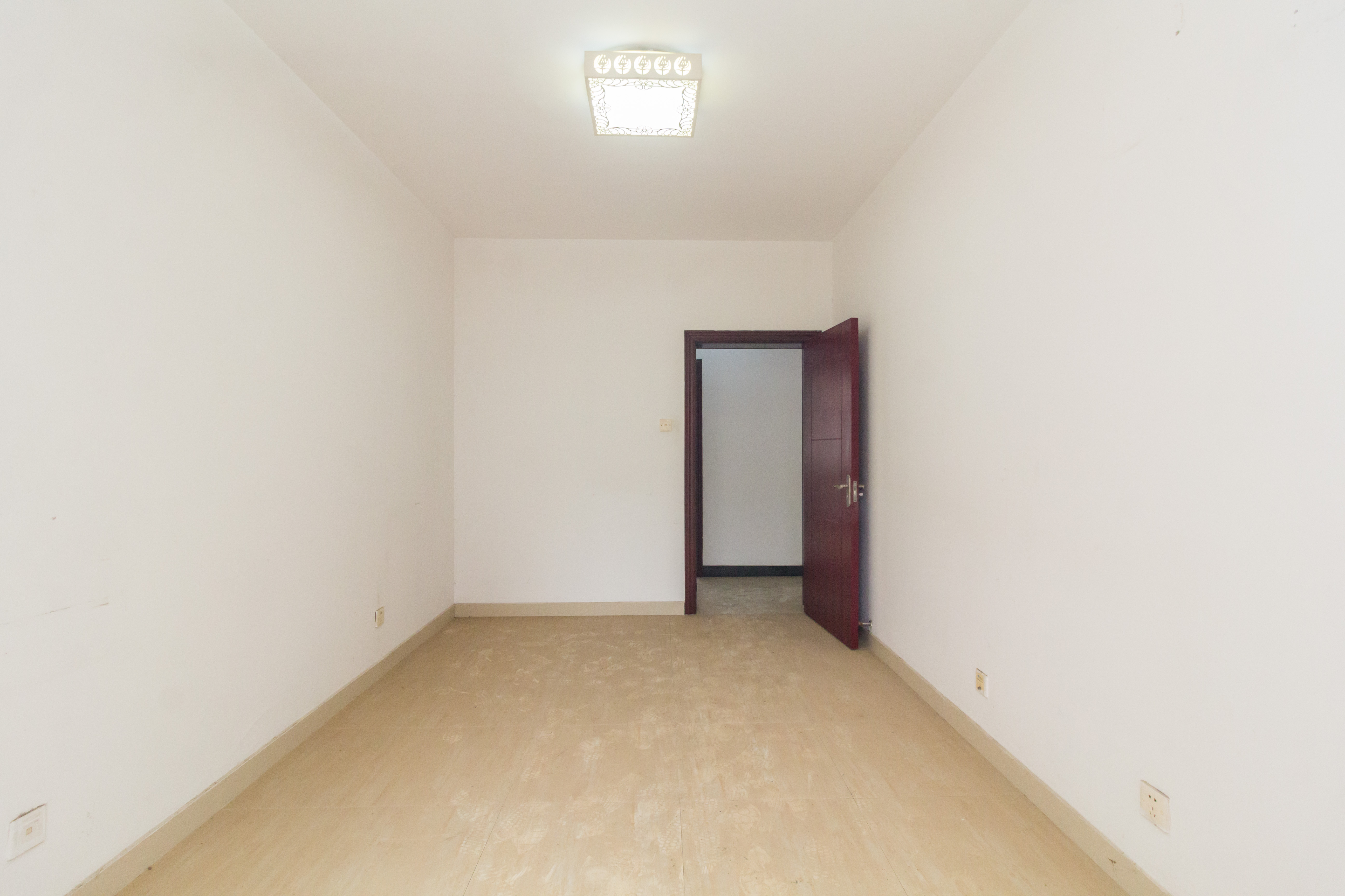 嘉盛和园  4室2厅2卫   100.00万 嘉盛和园  4室2厅2卫   100.00万卧室