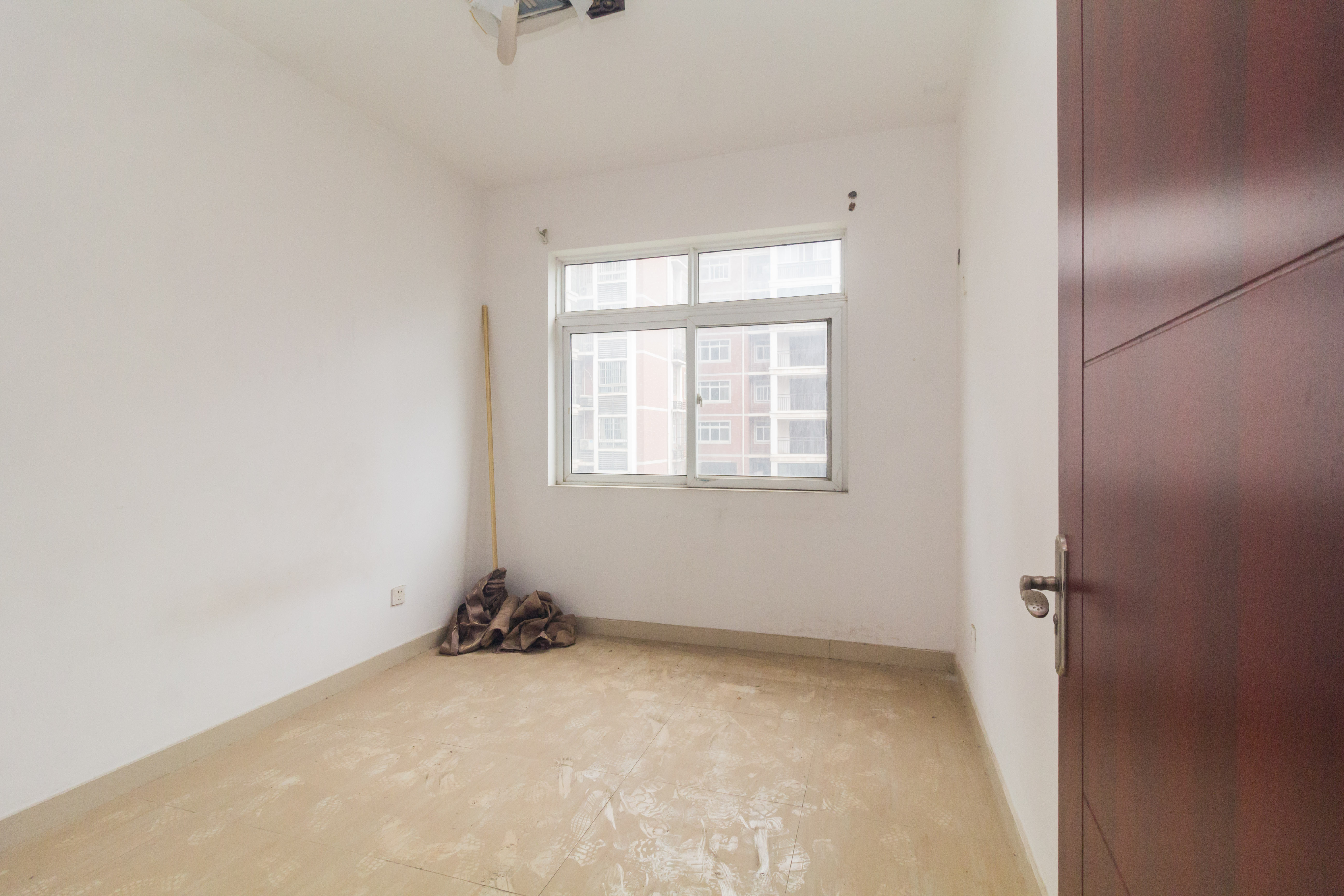 嘉盛和园  4室2厅2卫   100.00万 嘉盛和园  4室2厅2卫   100.00万卧室