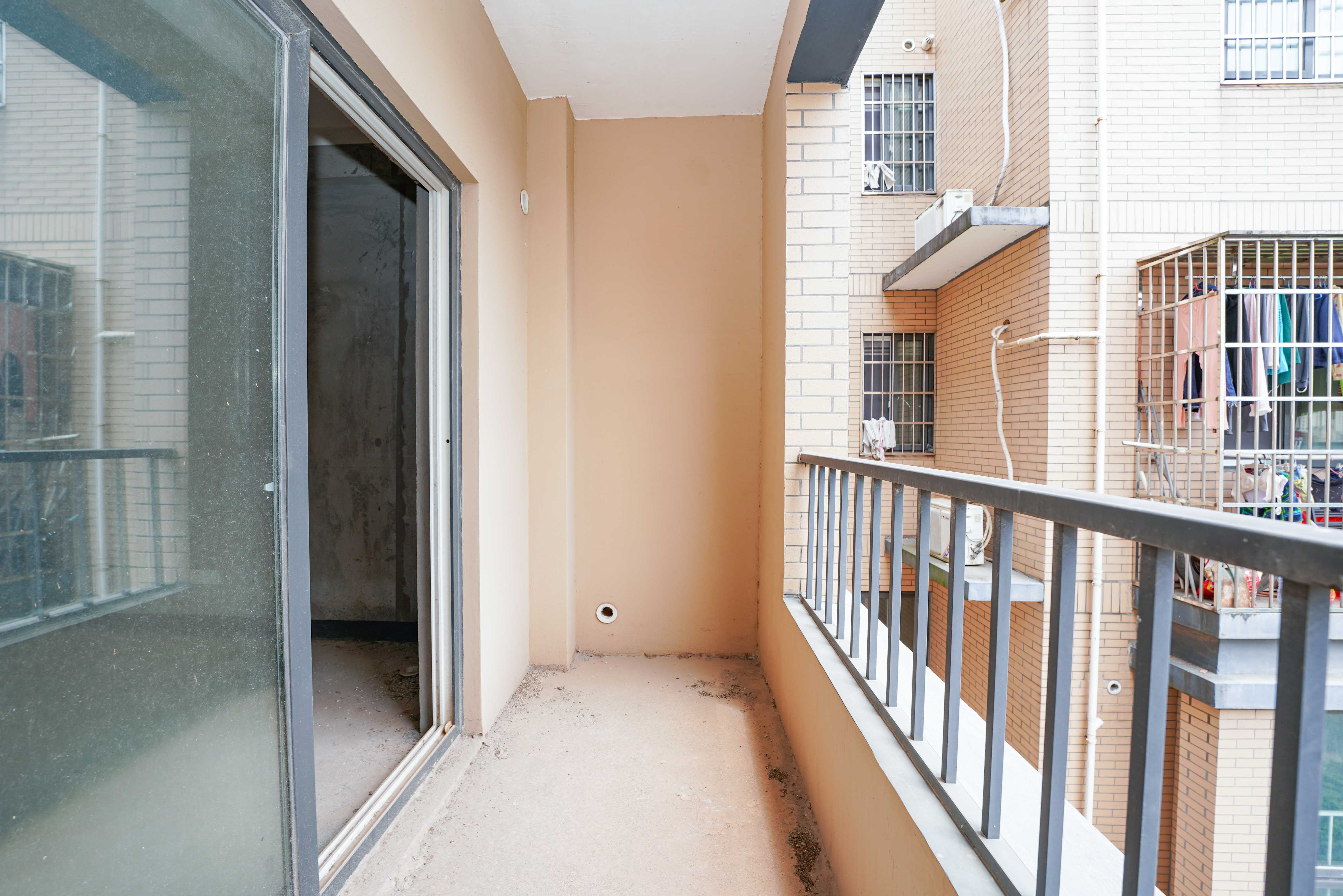 山水印象(愿景想山) 6室2厅3卫 66.0万 山水印象(愿景想山) 6室2厅3卫 66.0万阳台