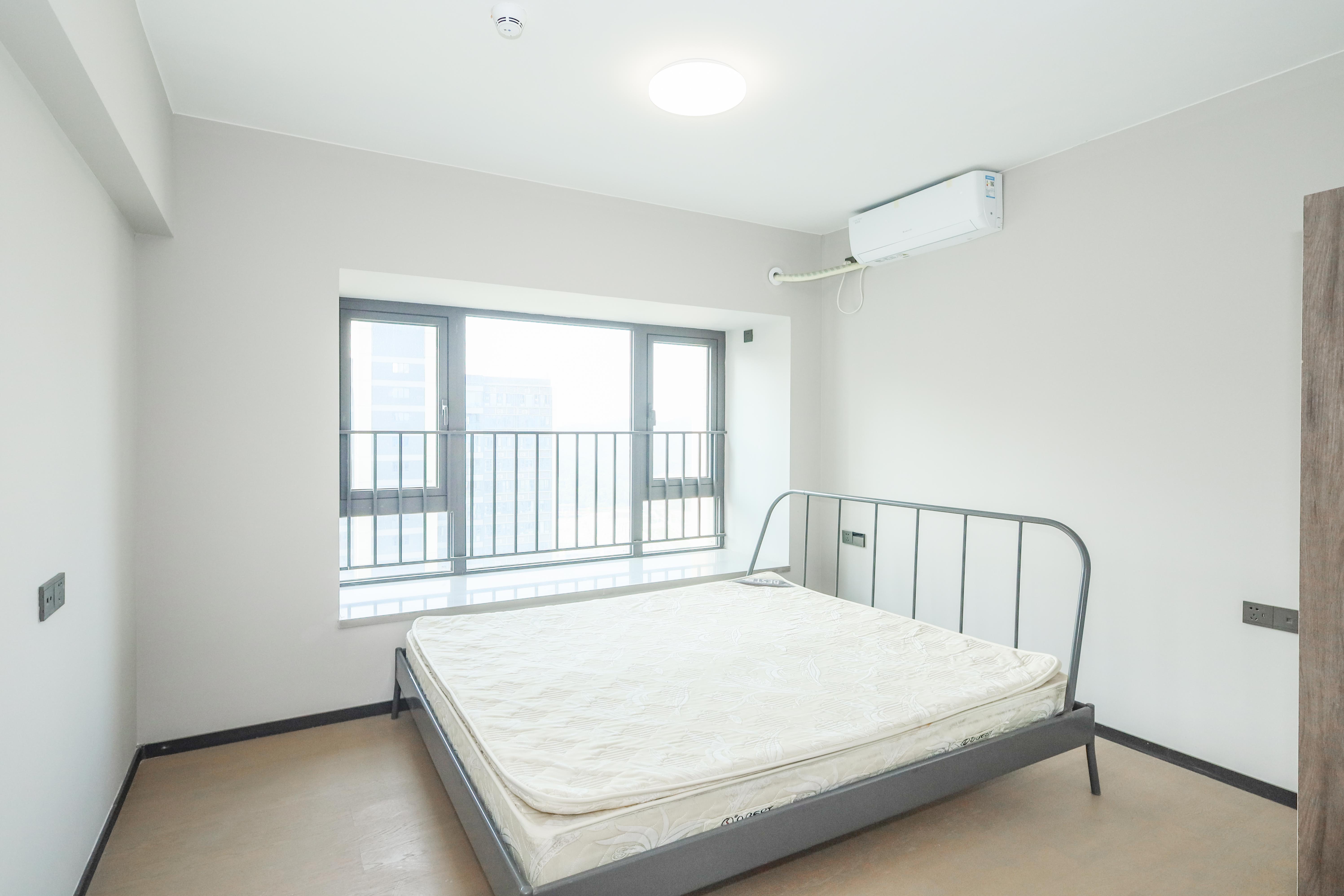 时代梅溪领峰  4室2厅2卫   220.00万卧室