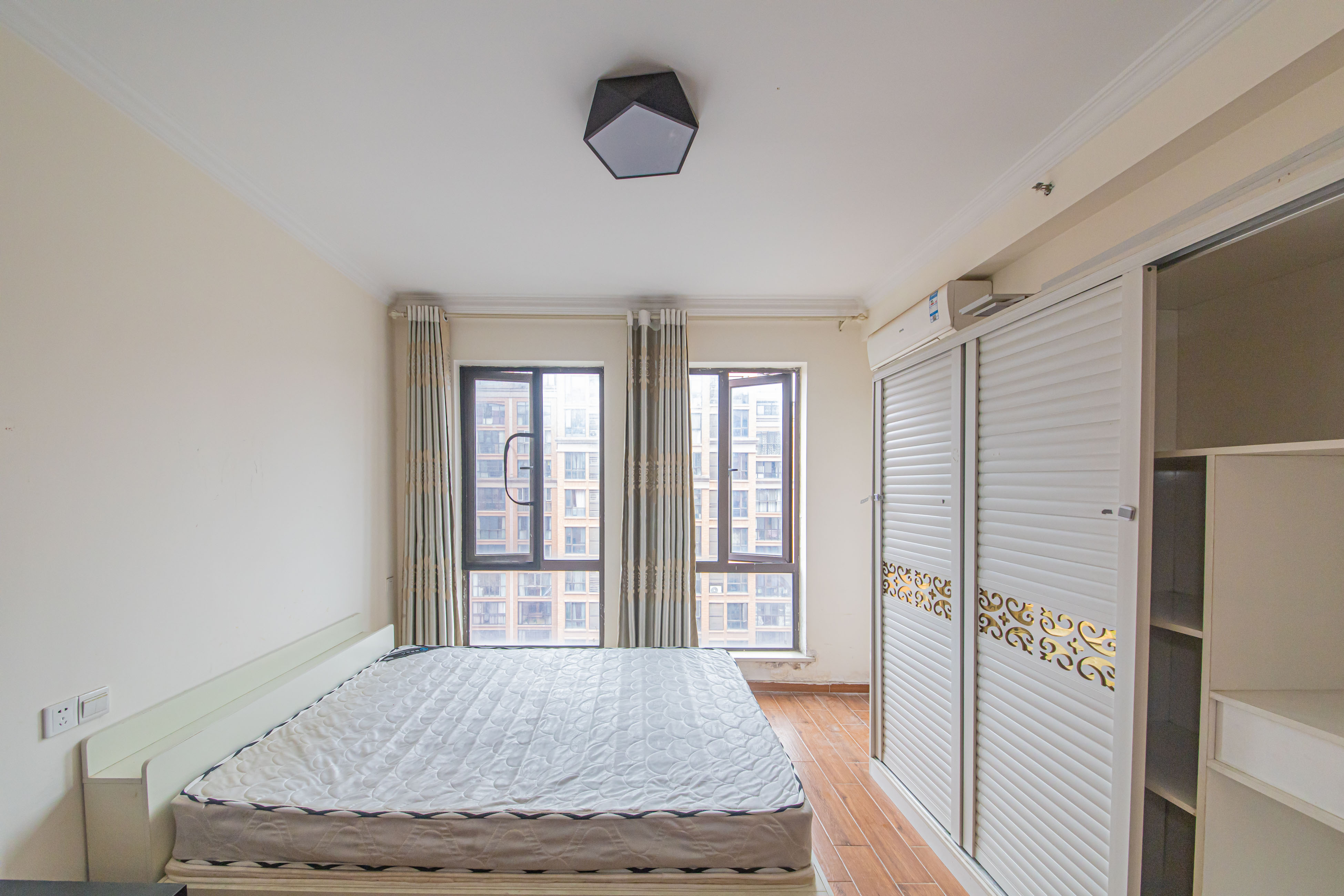 鑫远和城（一、二期）  1室1厅1卫    38.0万卧室