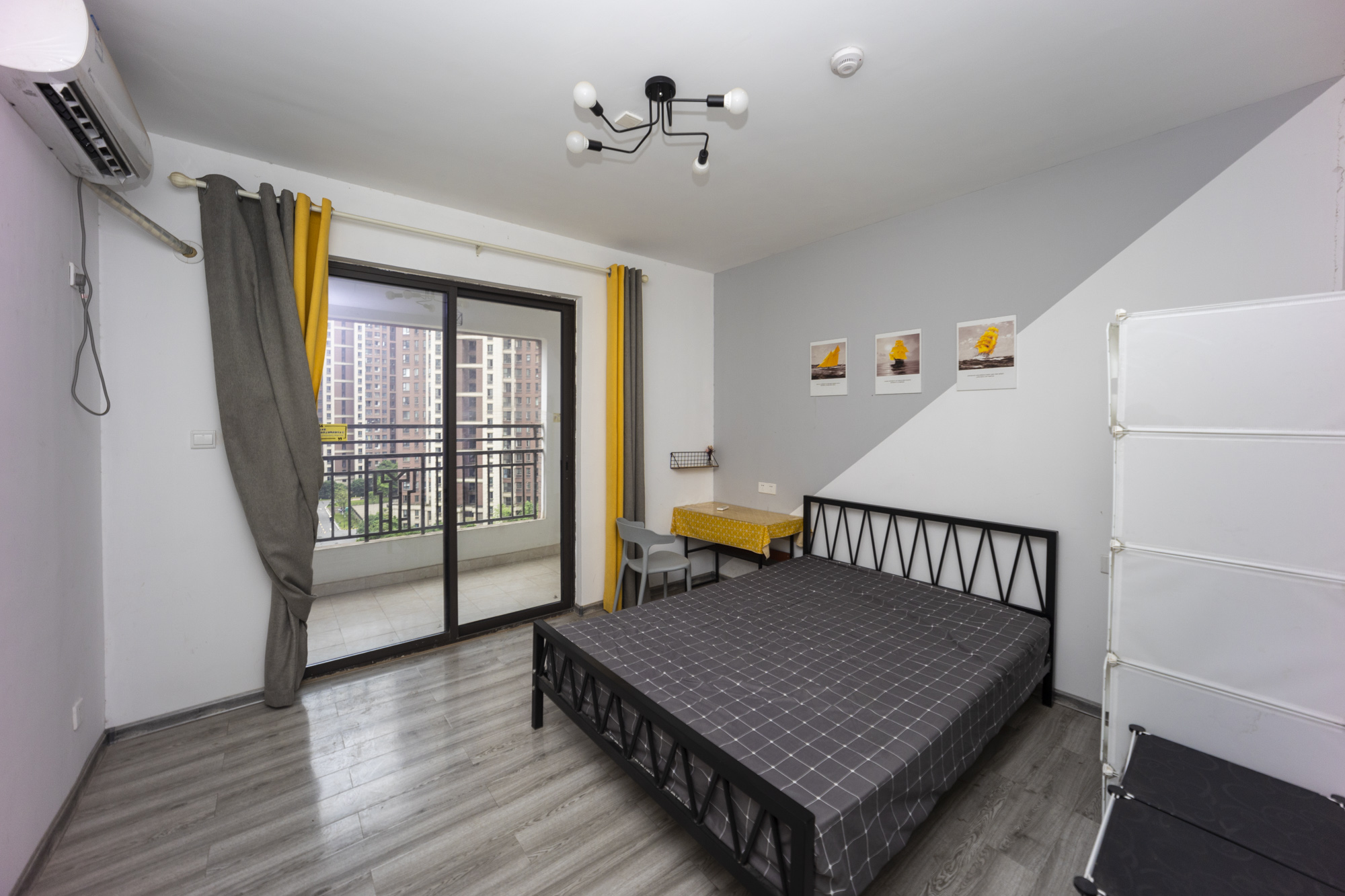 绿地海外滩一期  4室2厅2卫    91.8万卧室