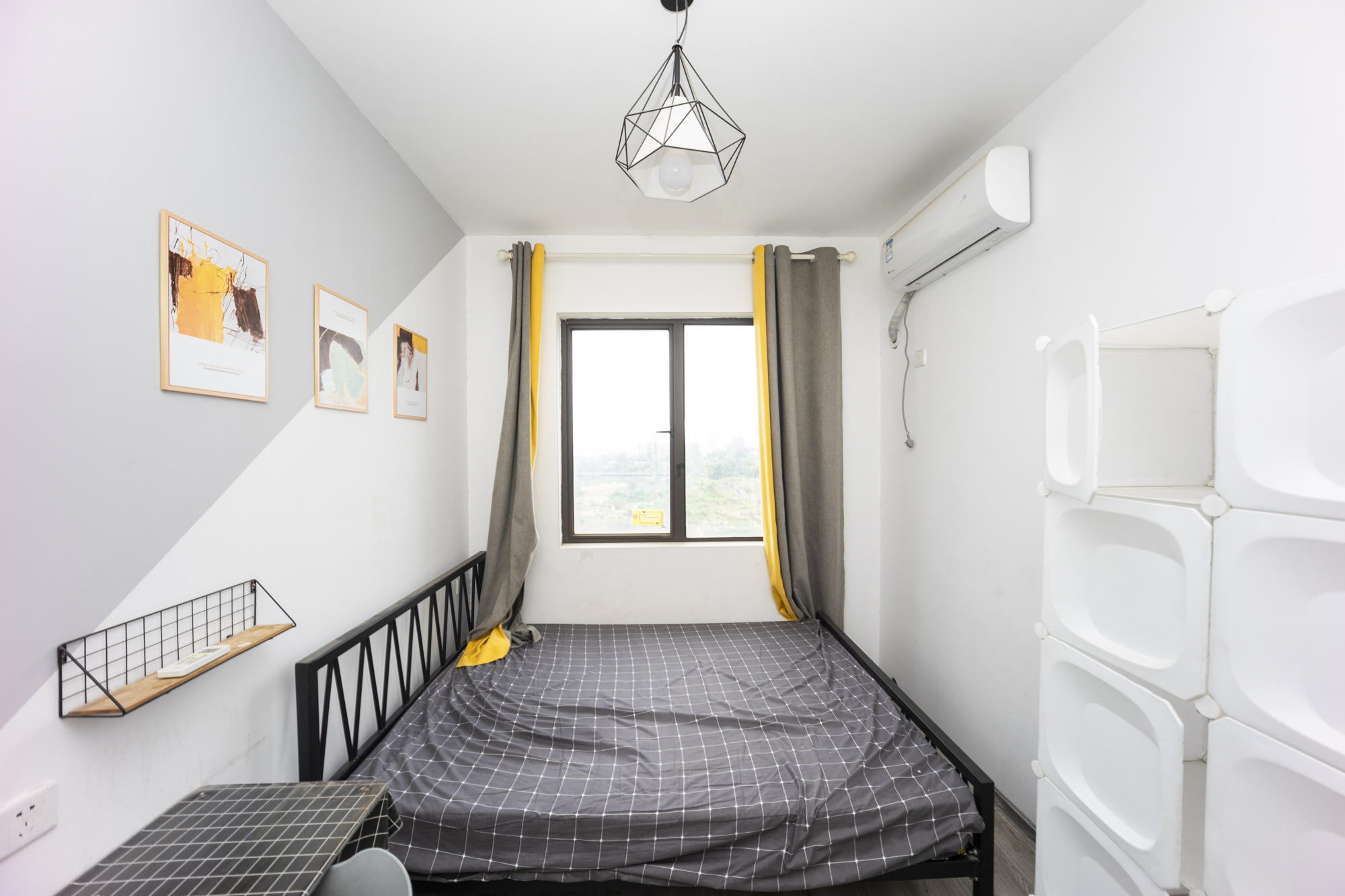 绿地海外滩一期  4室2厅2卫    91.8万卧室