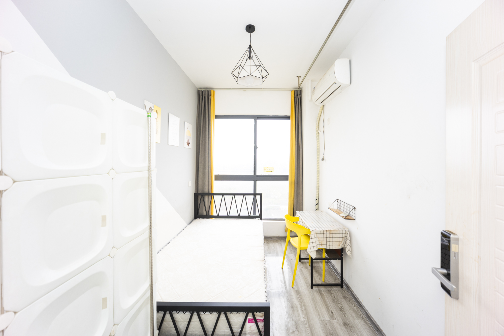 绿地海外滩一期  4室2厅2卫    91.8万卧室