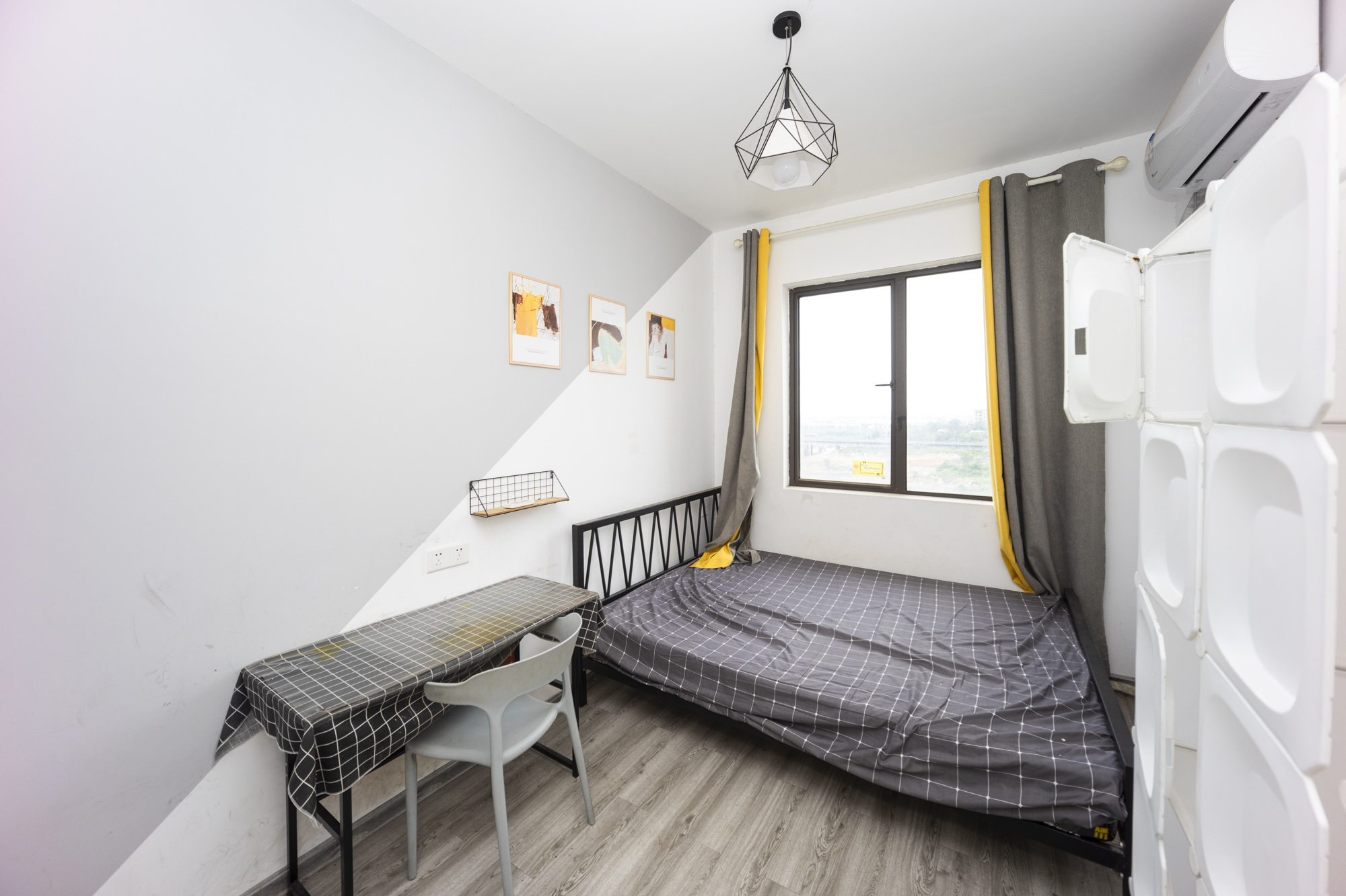 绿地海外滩一期  4室2厅2卫    91.8万卧室