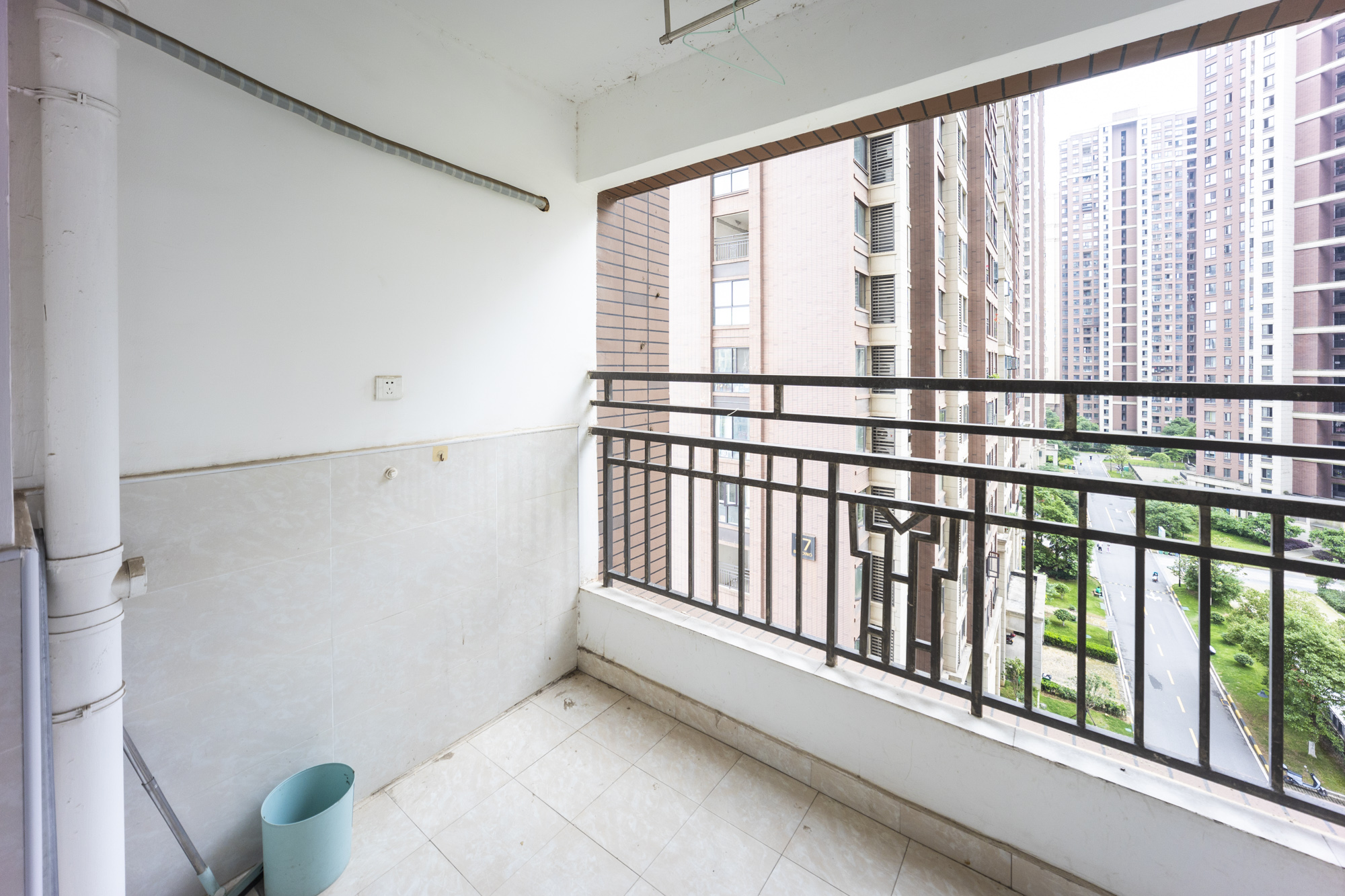 绿地海外滩一期  4室2厅2卫    91.8万阳台