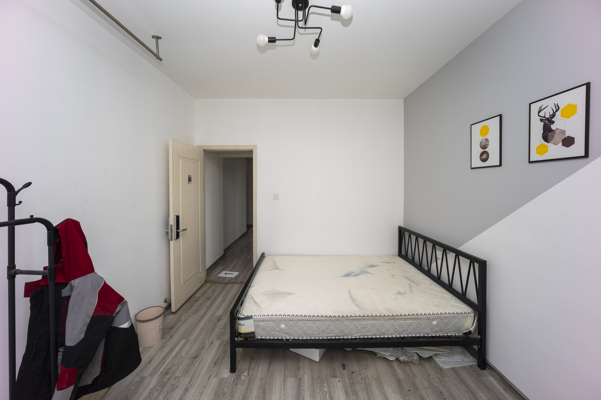 绿地海外滩一期  4室2厅2卫    91.8万卧室