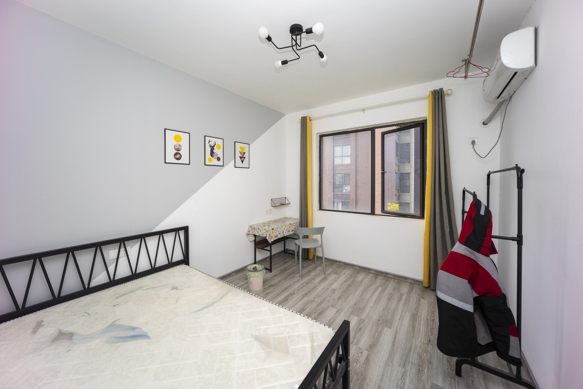 绿地海外滩一期  4室2厅2卫    91.8万卧室