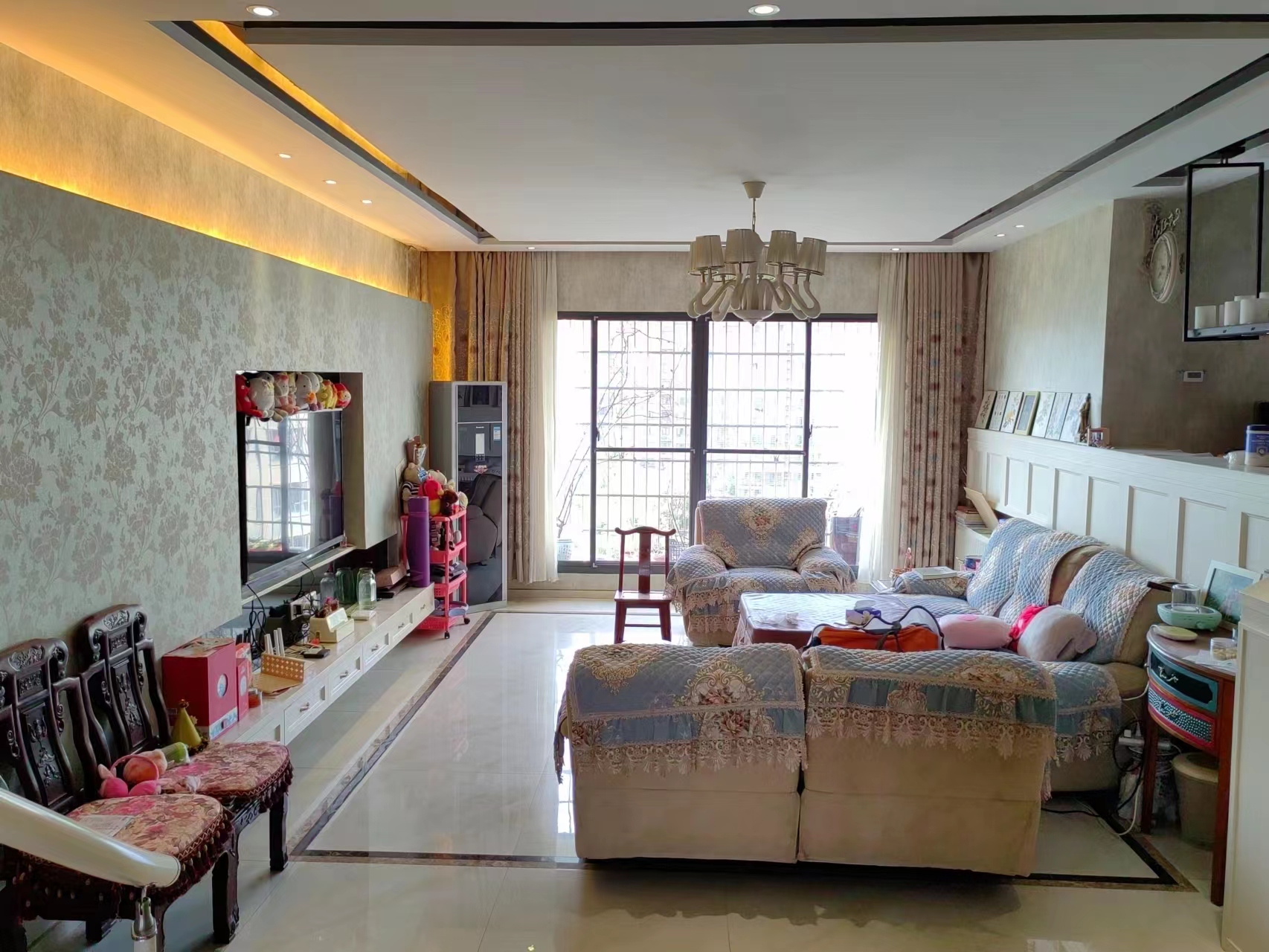 芙蓉路散盘 4室2厅2卫 80.00万 芙蓉路散盘 4室2厅2卫 80.00万客厅