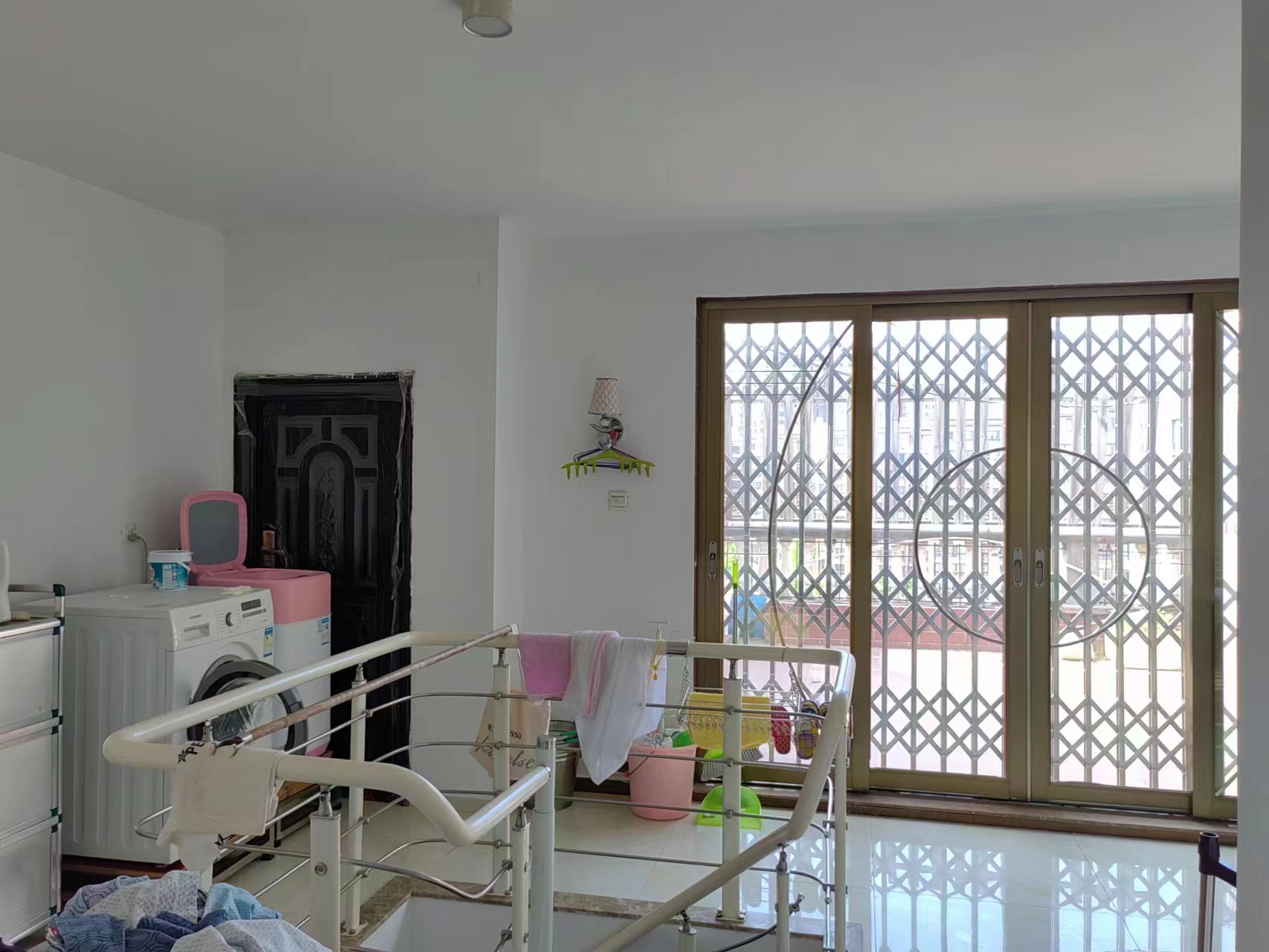 芙蓉路散盘 4室2厅2卫 80.00万 芙蓉路散盘 4室2厅2卫 80.00万客厅