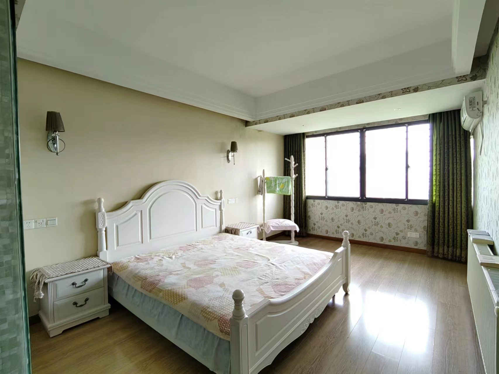 芙蓉路散盘 4室2厅2卫 80.00万 芙蓉路散盘 4室2厅2卫 80.00万客厅