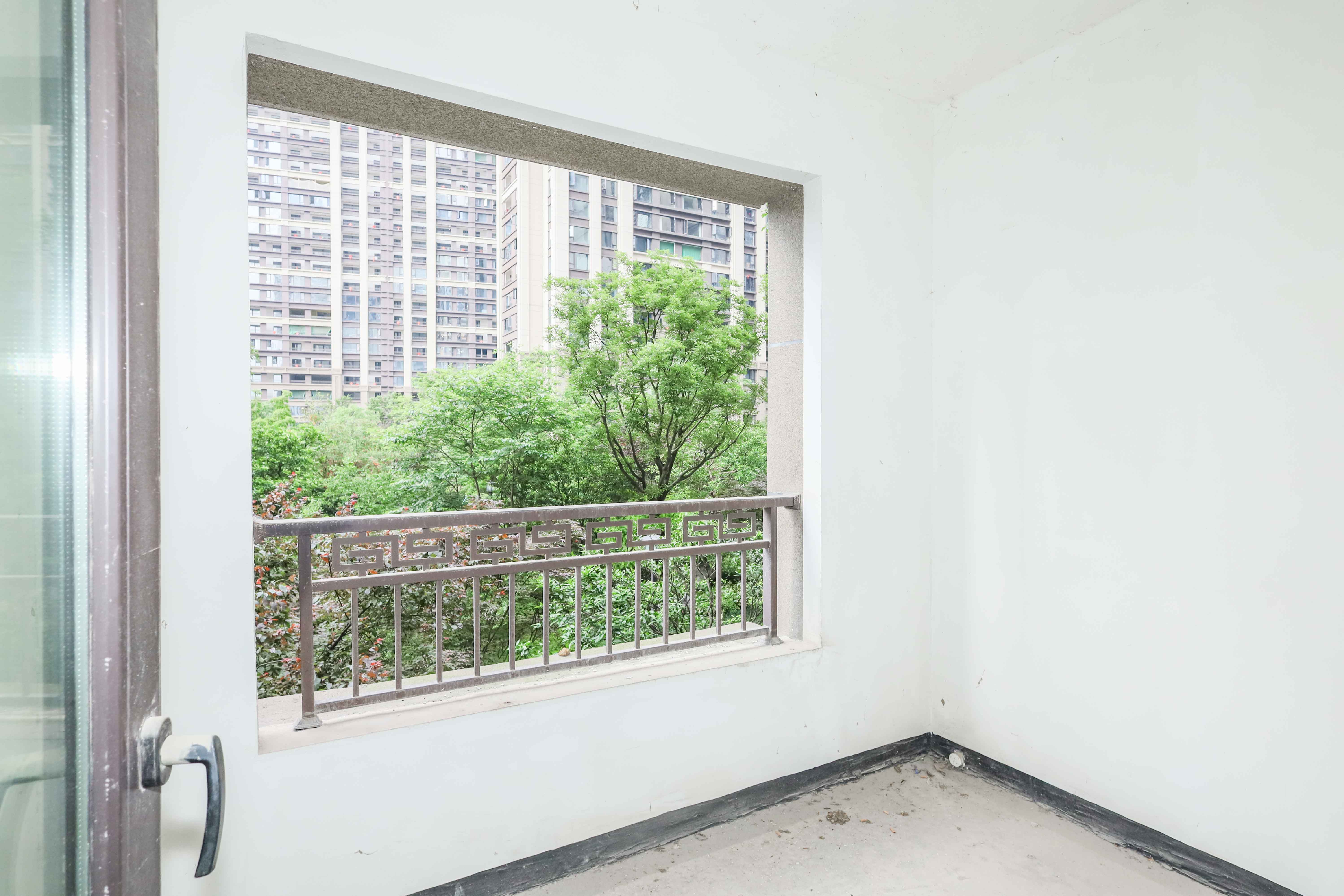 建發(fā)央著  6室2廳3衛(wèi)    285.0萬(wàn)廚房