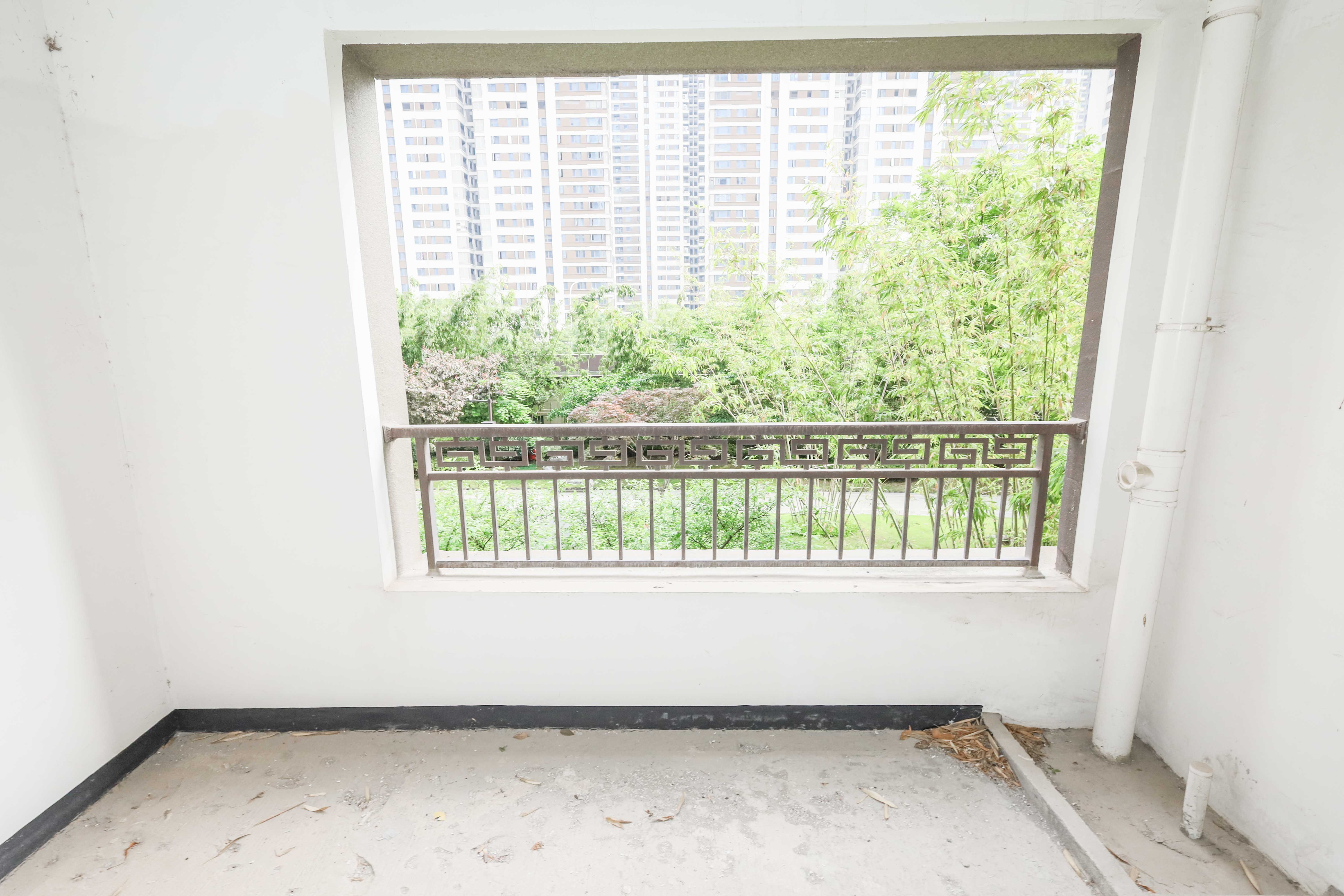 建發(fā)央著  6室2廳3衛(wèi)    285.0萬(wàn)陽(yáng)臺(tái)
