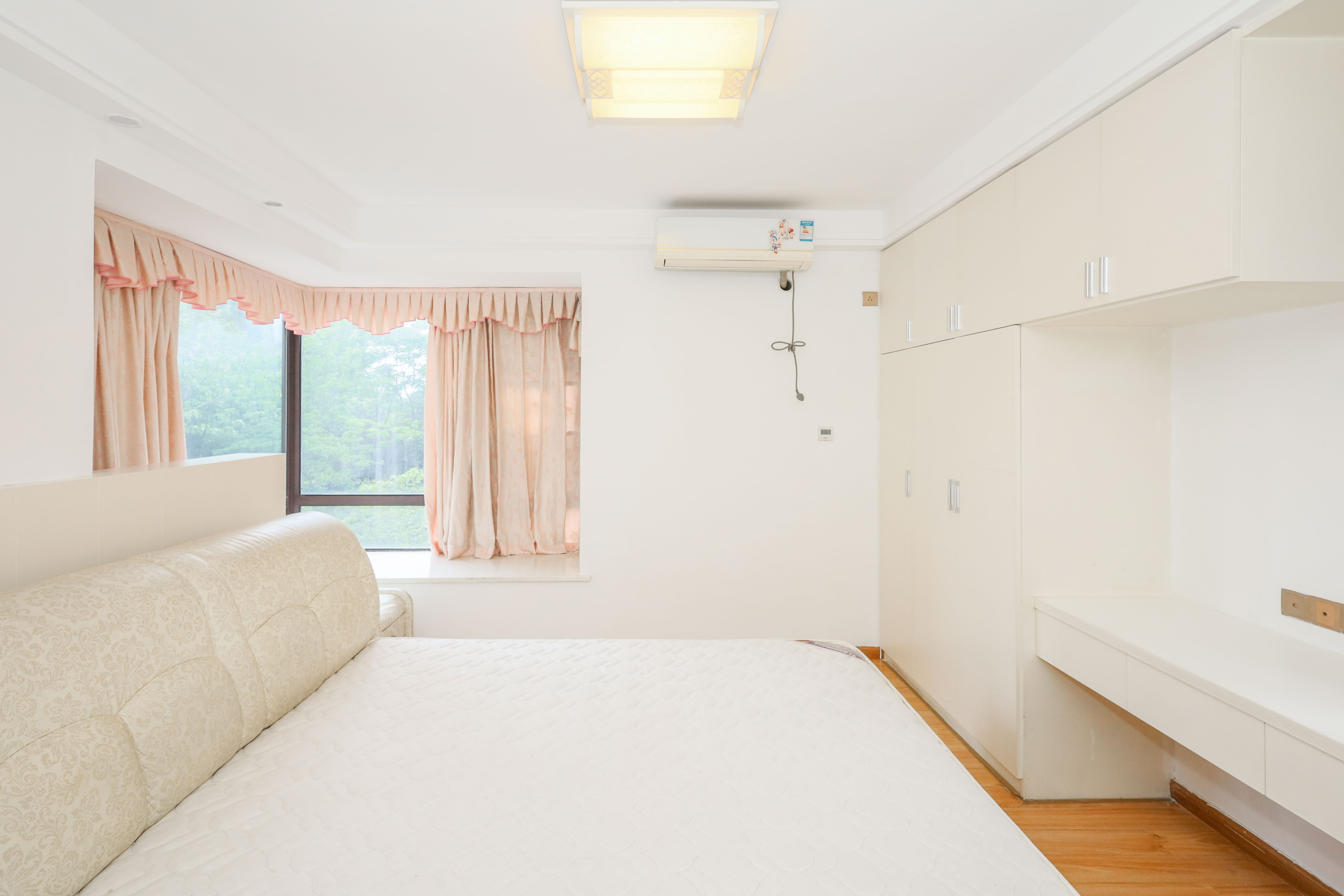保利麓谷林语E区  4室2厅2卫   125.00万卧室