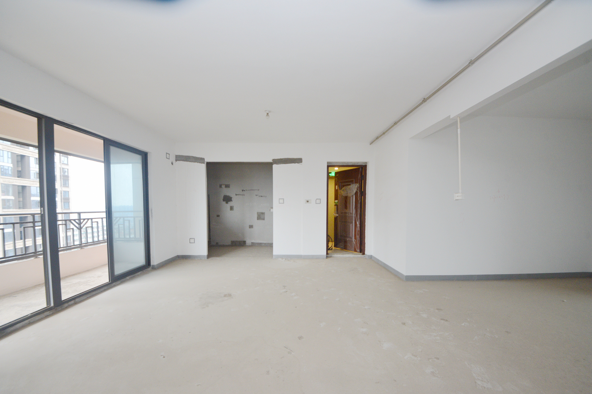 建发中央悦府  4室2厅2卫   235.00万其他